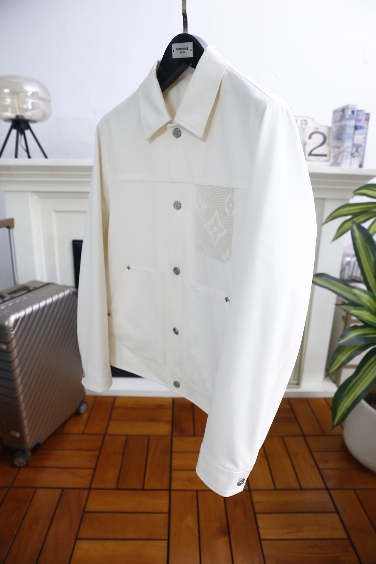 🔥路易威登.2026春季新款🆕时尚潮流百搭翻领男士夹克👍融合法式优雅与都市感。采用垂坠感科技面料，肌理细