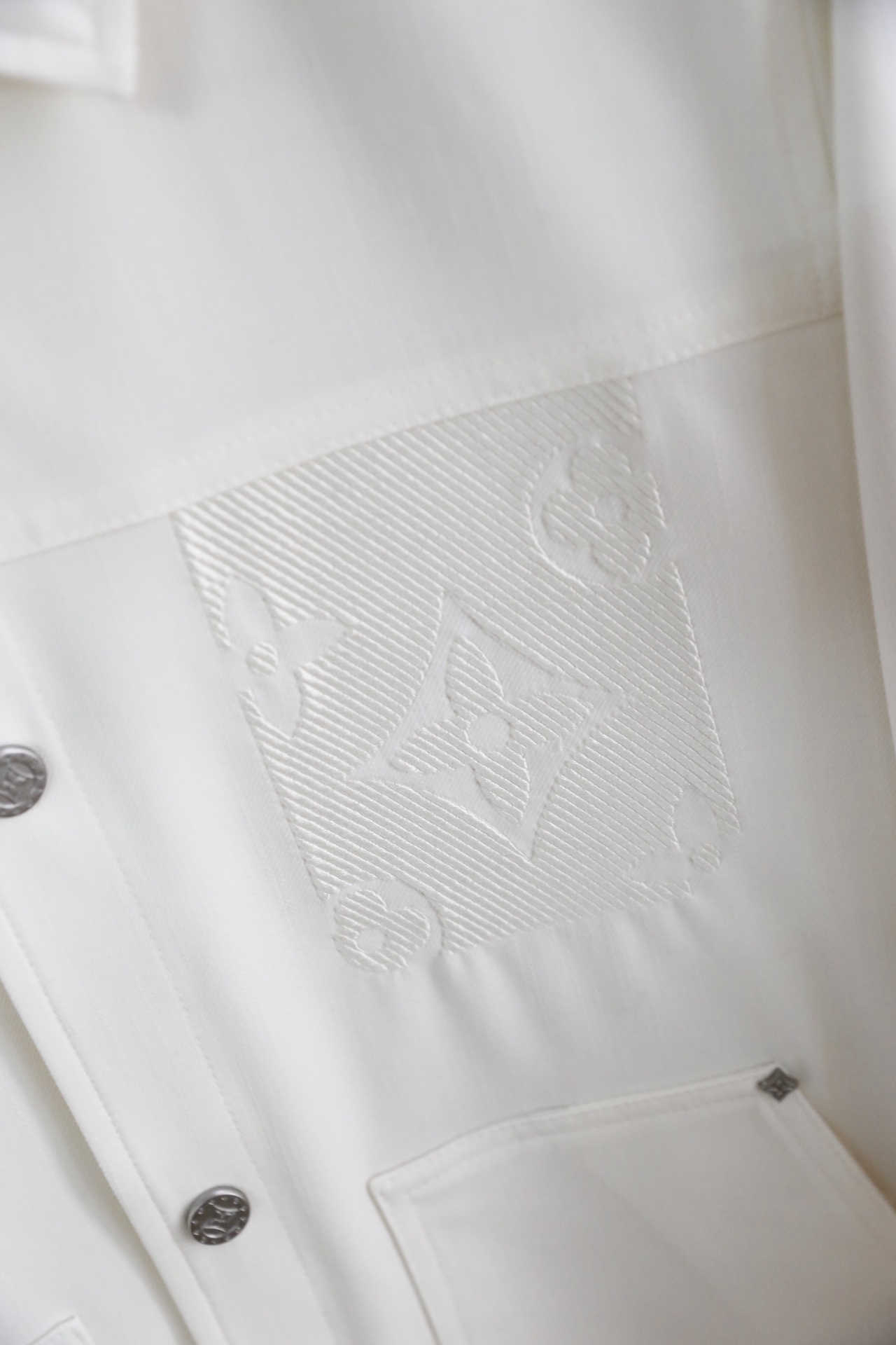 🔥路易威登.2026春季新款🆕时尚潮流百搭翻领男士夹克👍融合法式优雅与都市感。采用垂坠感科技面料，肌理细