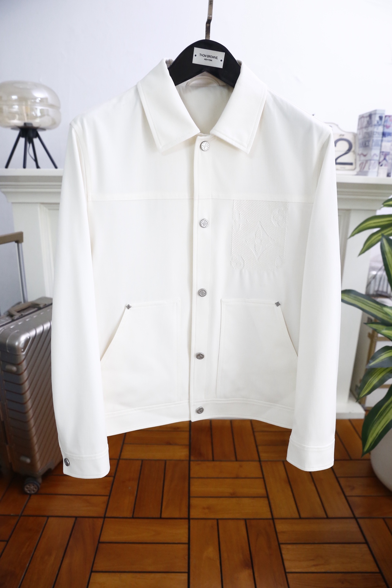 🔥路易威登.2026春季新款🆕时尚潮流百搭翻领男士夹克👍融合法式优雅与都市感。采用垂坠感科技面料，肌理细