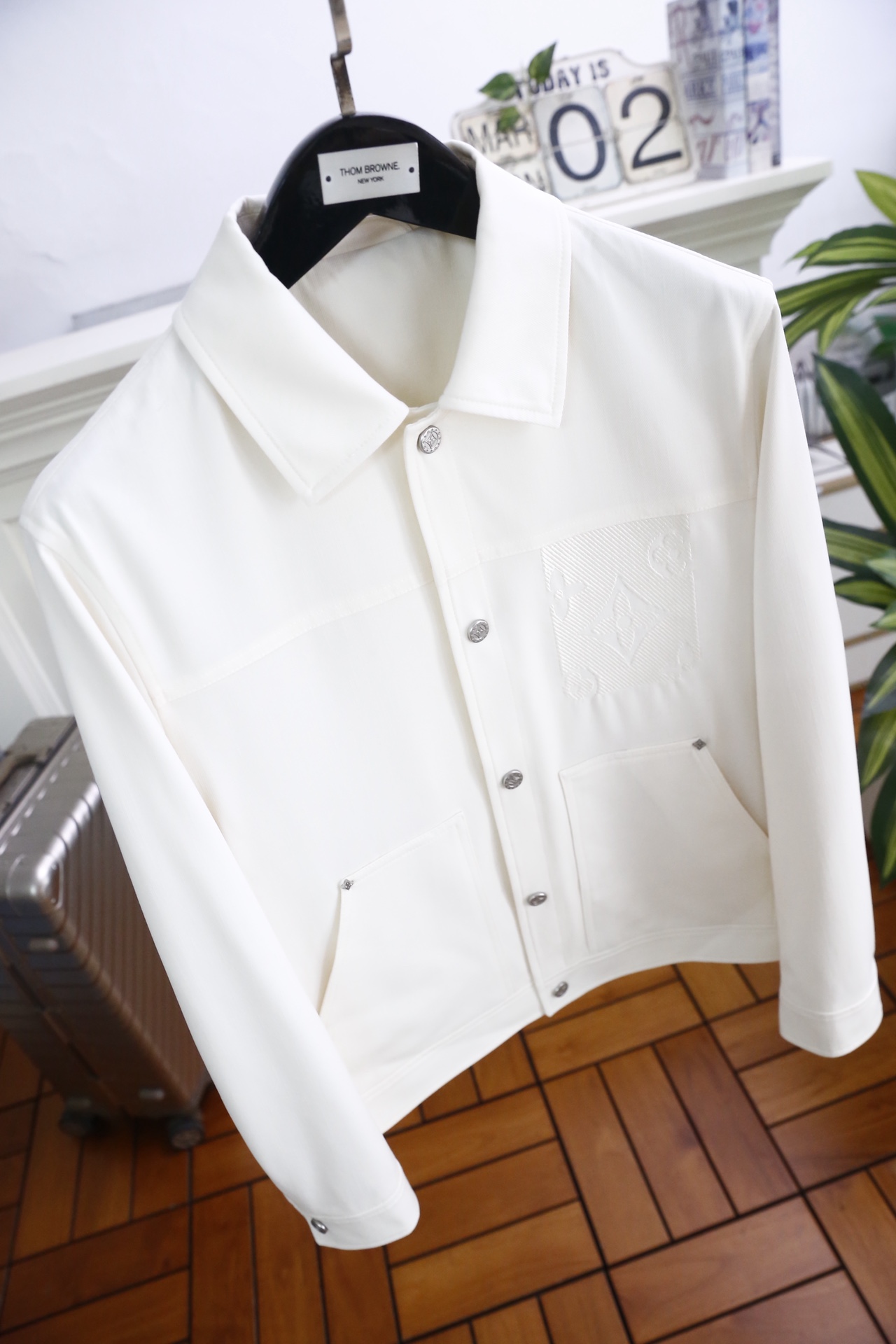 🔥路易威登.2026春季新款🆕时尚潮流百搭翻领男士夹克👍融合法式优雅与都市感。采用垂坠感科技面料，肌理细