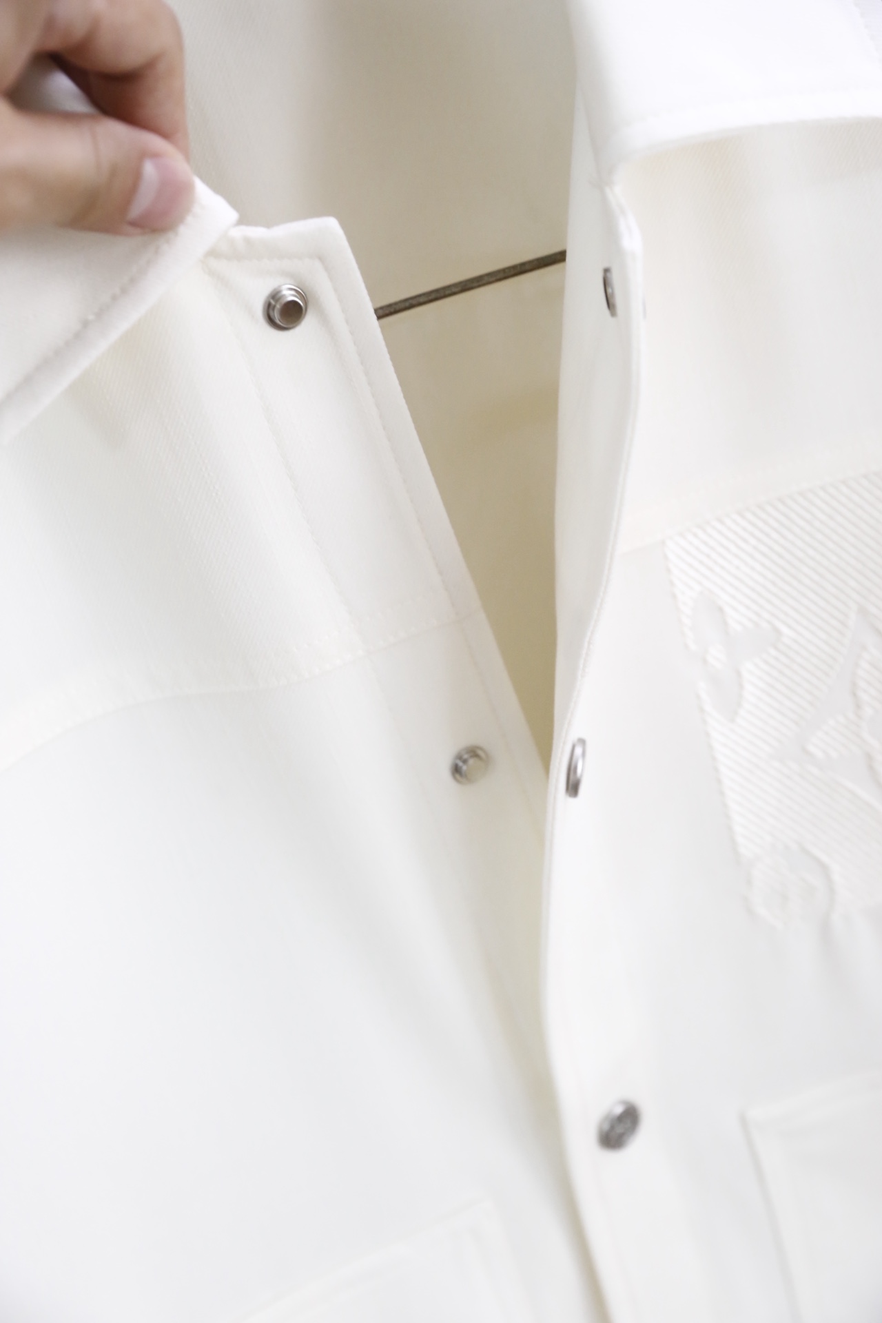 🔥路易威登.2026春季新款🆕时尚潮流百搭翻领男士夹克👍融合法式优雅与都市感。采用垂坠感科技面料，肌理细