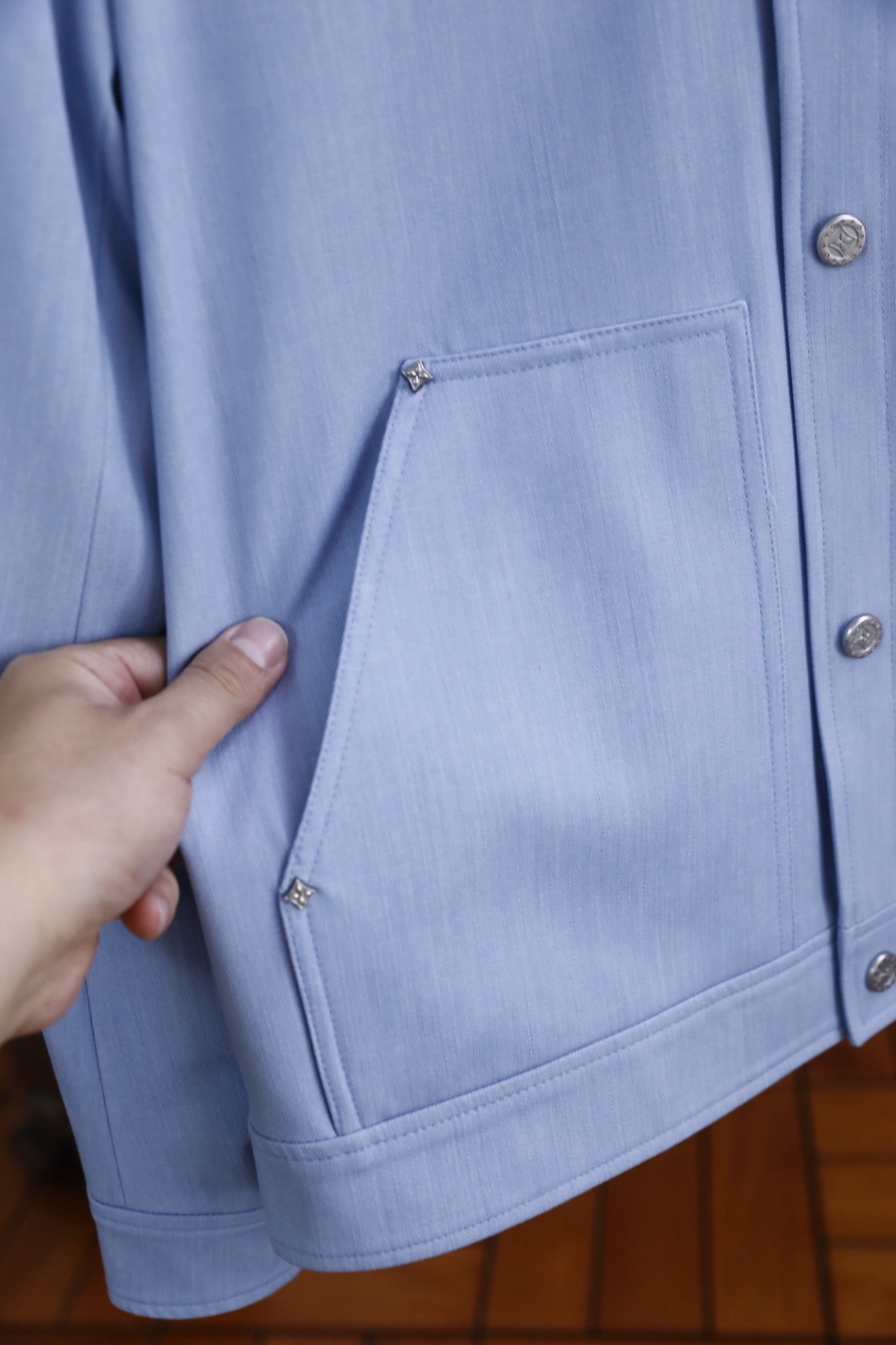 🔥路易威登.2026春季新款🆕时尚潮流百搭翻领男士夹克👍融合法式优雅与都市感。采用垂坠感科技面料，肌理细