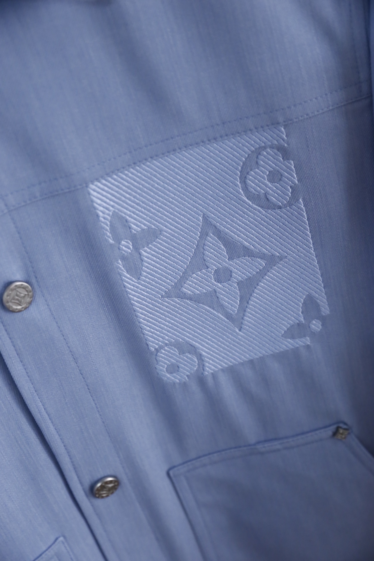 🔥路易威登.2026春季新款🆕时尚潮流百搭翻领男士夹克👍融合法式优雅与都市感。采用垂坠感科技面料，肌理细