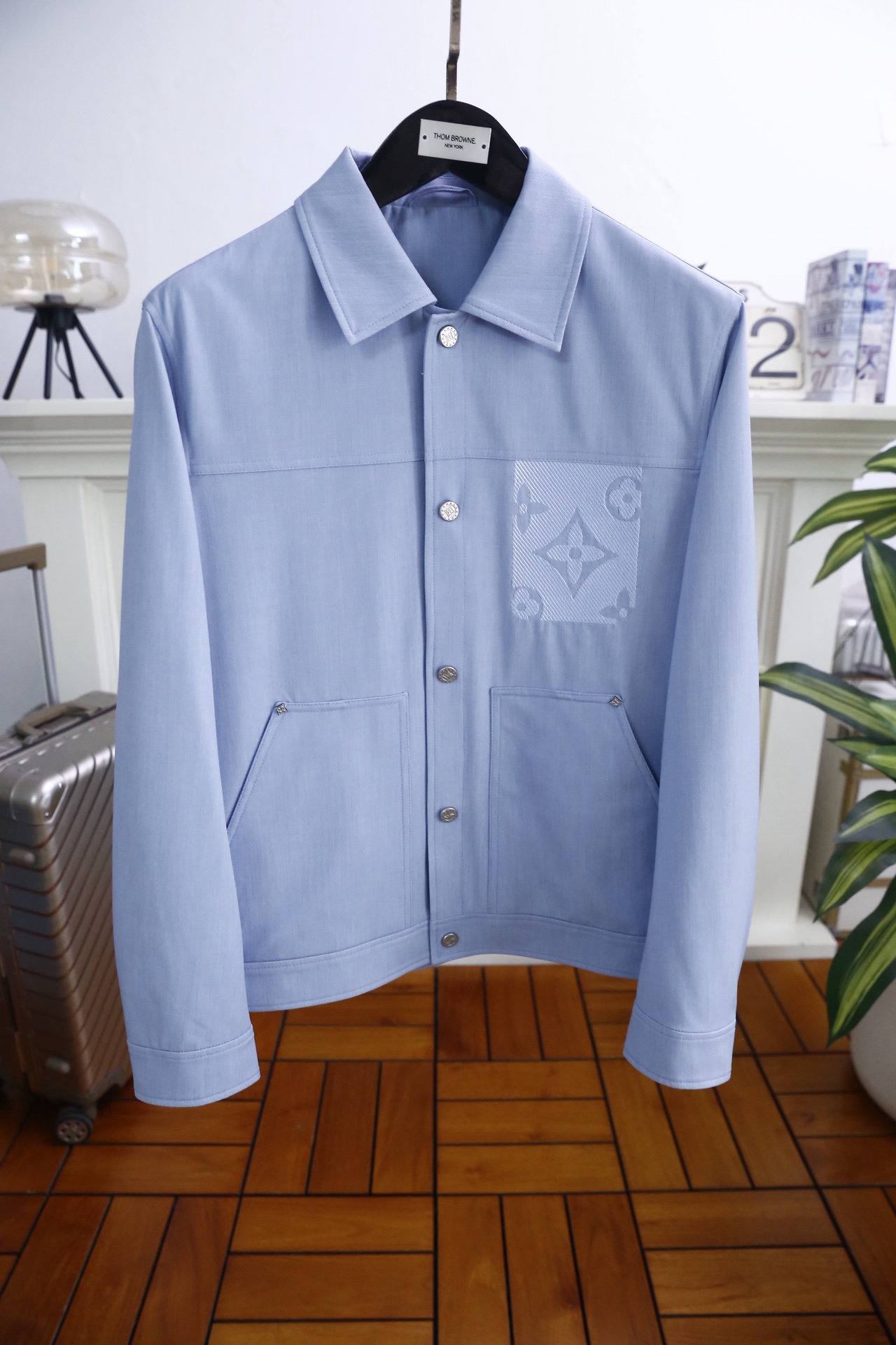 🔥路易威登.2026春季新款🆕时尚潮流百搭翻领男士夹克👍融合法式优雅与都市感。采用垂坠感科技面料，肌理细