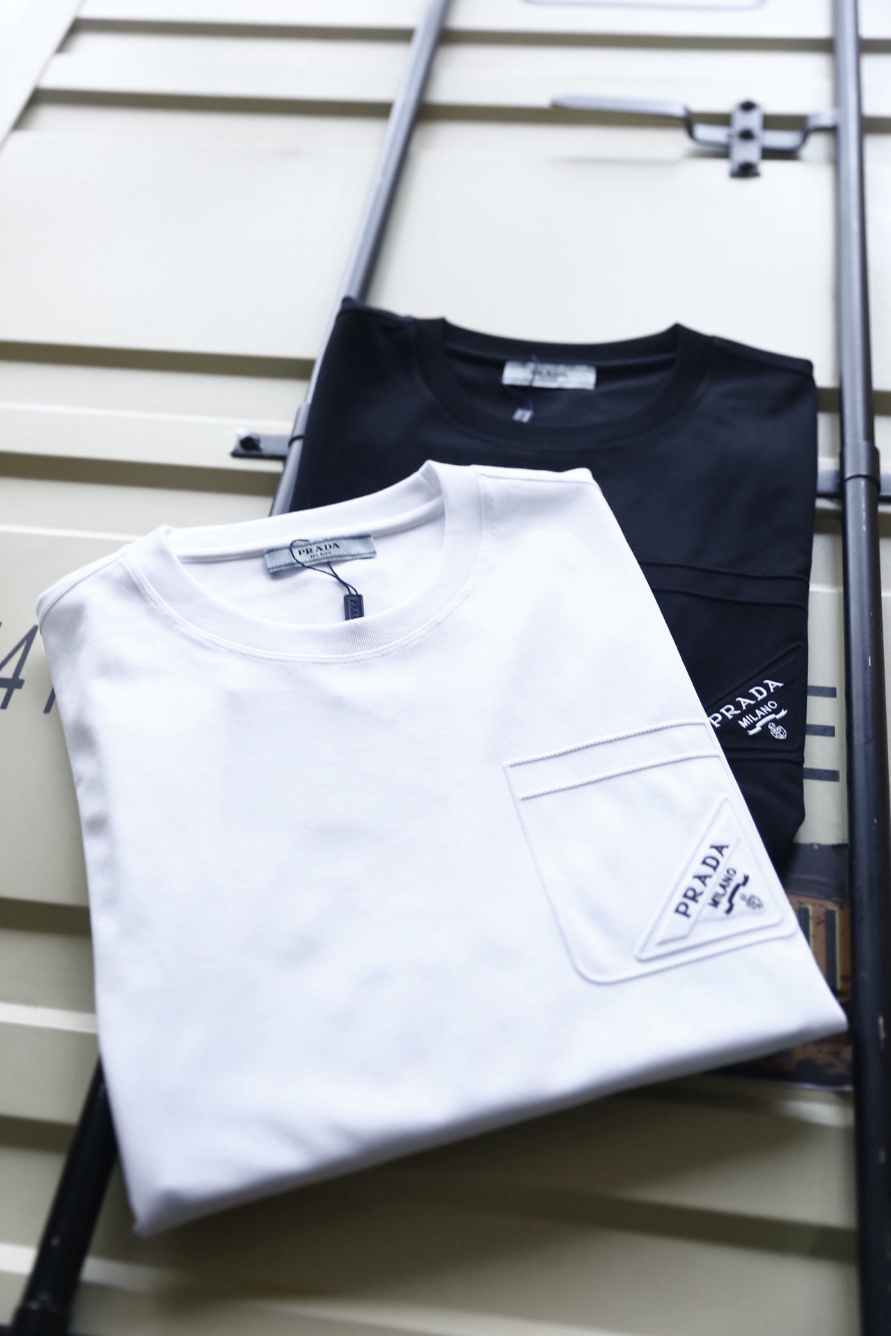 🔥普拉达.2026春夏新品男士短袖上市🍃经典圆领设计！重磅级尤物单品，新形态雅痞风格👍🏻高街混搭腔调有味