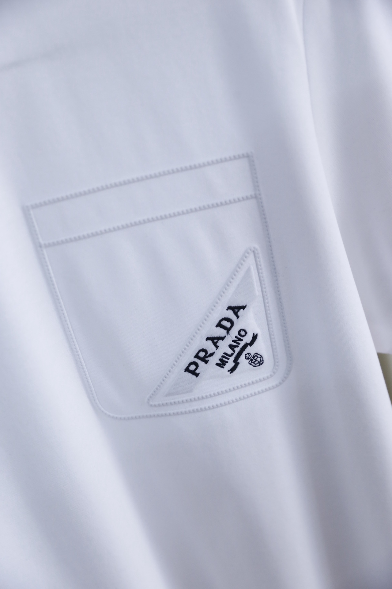 🔥普拉达.2026春夏新品男士短袖上市🍃经典圆领设计！重磅级尤物单品，新形态雅痞风格👍🏻高街混搭腔调有味