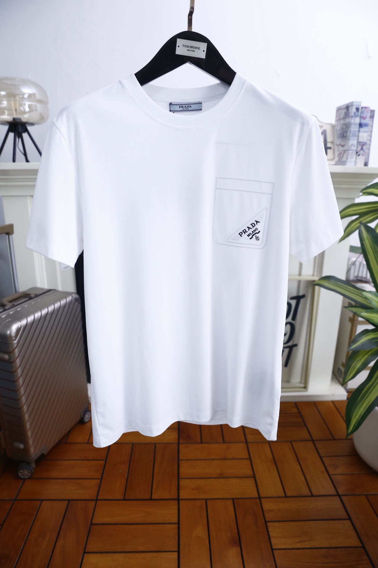 🔥普拉达.2026春夏新品男士短袖上市🍃经典圆领设计！重磅级尤物单品，新形态雅痞风格👍🏻高街混搭腔调有味