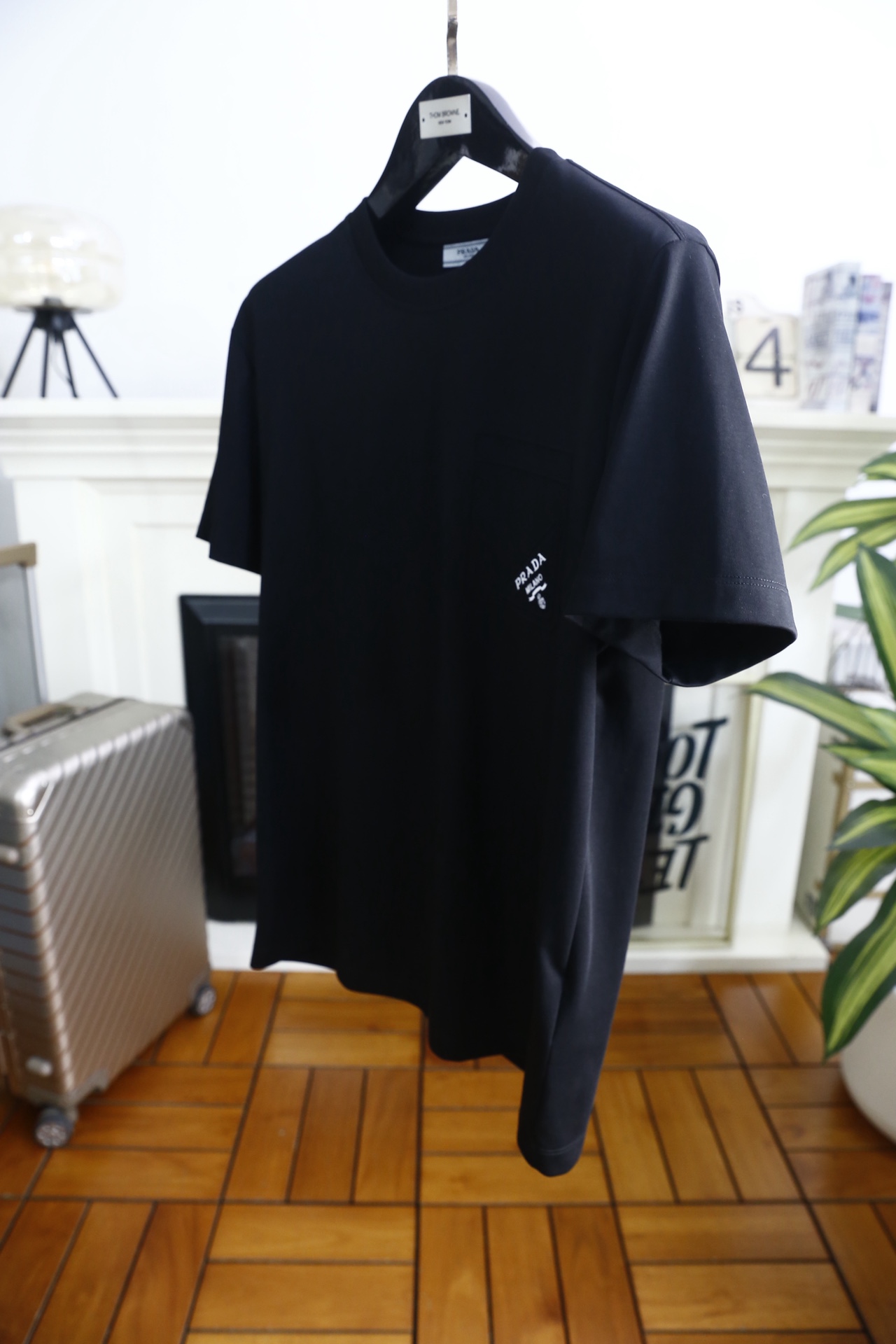 🔥普拉达.2026春夏新品男士短袖上市🍃经典圆领设计！重磅级尤物单品，新形态雅痞风格👍🏻高街混搭腔调有味