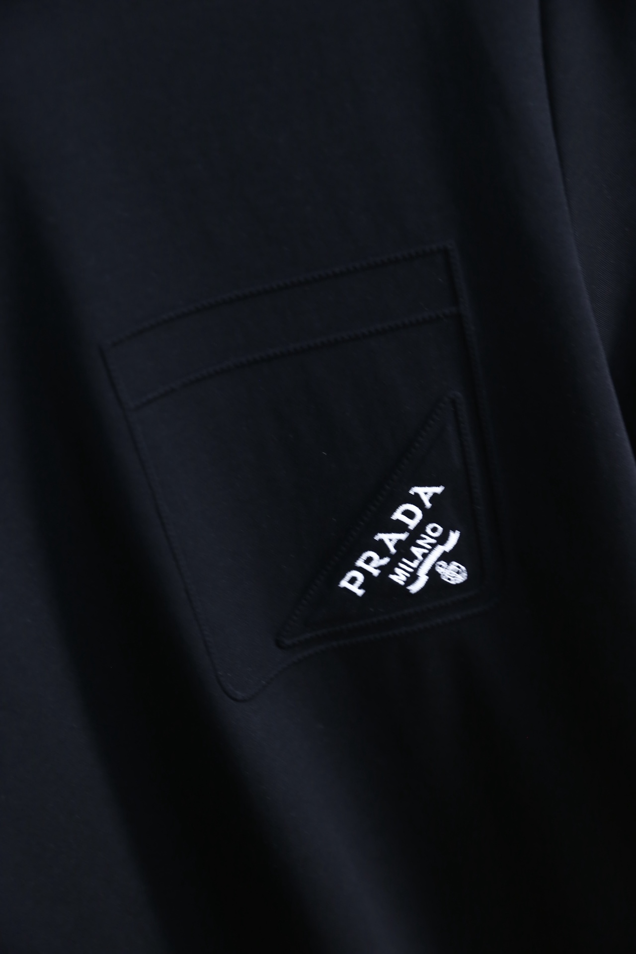 🔥普拉达.2026春夏新品男士短袖上市🍃经典圆领设计！重磅级尤物单品，新形态雅痞风格👍🏻高街混搭腔调有味