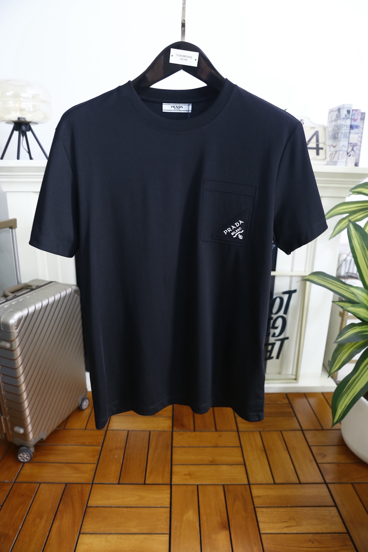 🔥普拉达.2026春夏新品男士短袖上市🍃经典圆领设计！重磅级尤物单品，新形态雅痞风格👍🏻高街混搭腔调有味