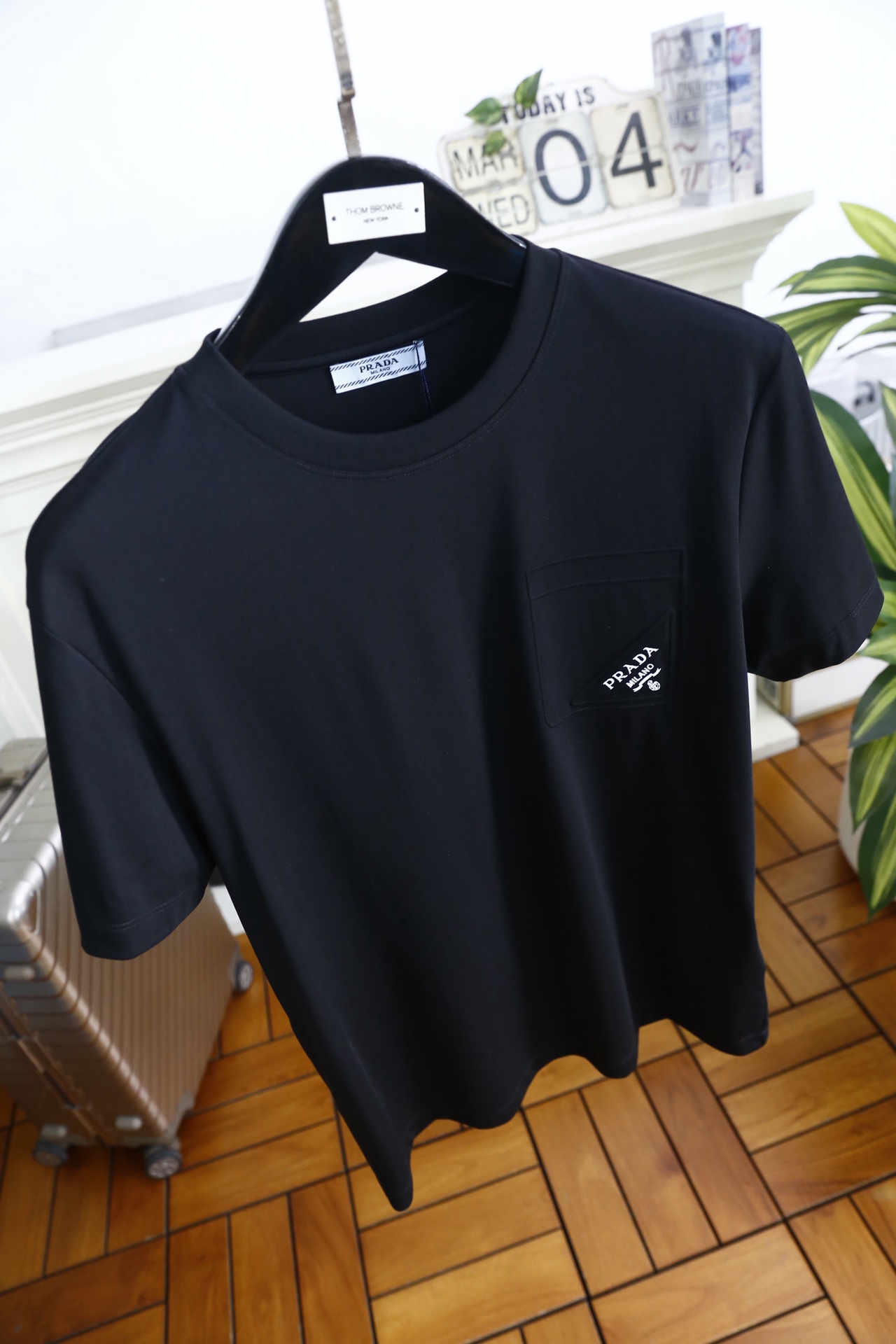 🔥普拉达.2026春夏新品男士短袖上市🍃经典圆领设计！重磅级尤物单品，新形态雅痞风格👍🏻高街混搭腔调有味