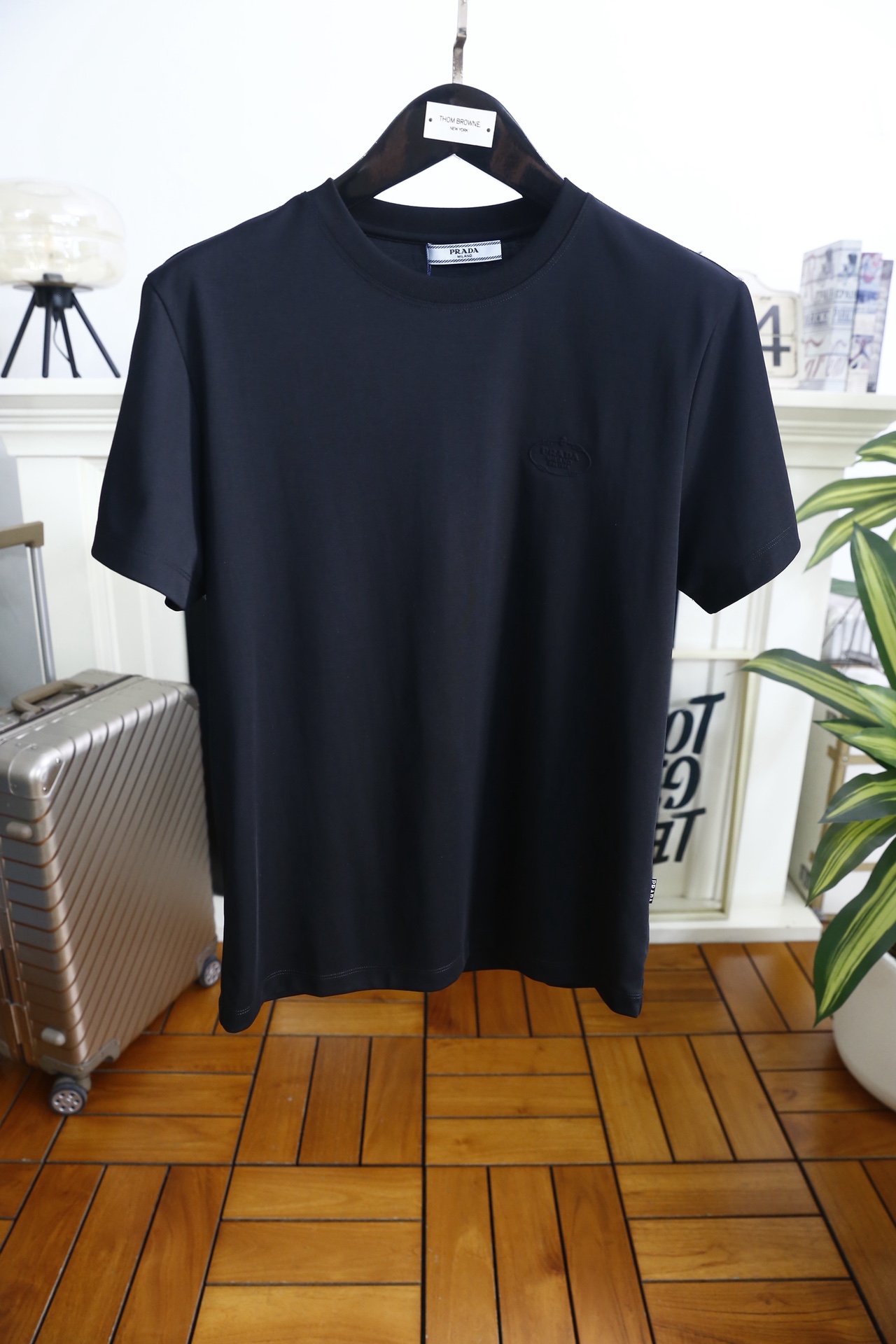 🔥普拉达.2026春夏新品男士短袖上市🍃经典圆领设计！重磅级尤物单品，新形态雅痞风格👍🏻高街混搭腔调有味