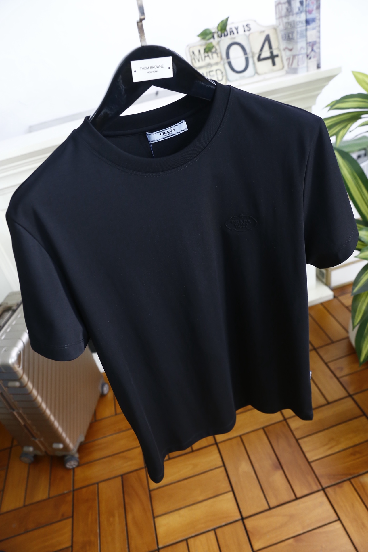 🔥普拉达.2026春夏新品男士短袖上市🍃经典圆领设计！重磅级尤物单品，新形态雅痞风格👍🏻高街混搭腔调有味