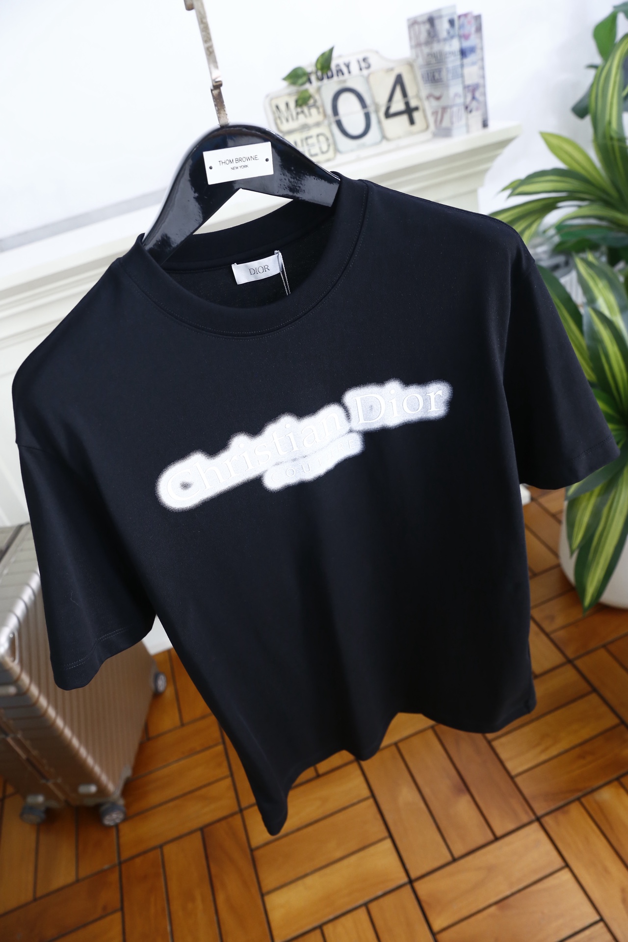 🔥迪奥/Di*r.2026春夏新品！时尚男士经典圆领短袖版型，利落剪裁贴合身形，日常穿着舒适无束缚。前襟