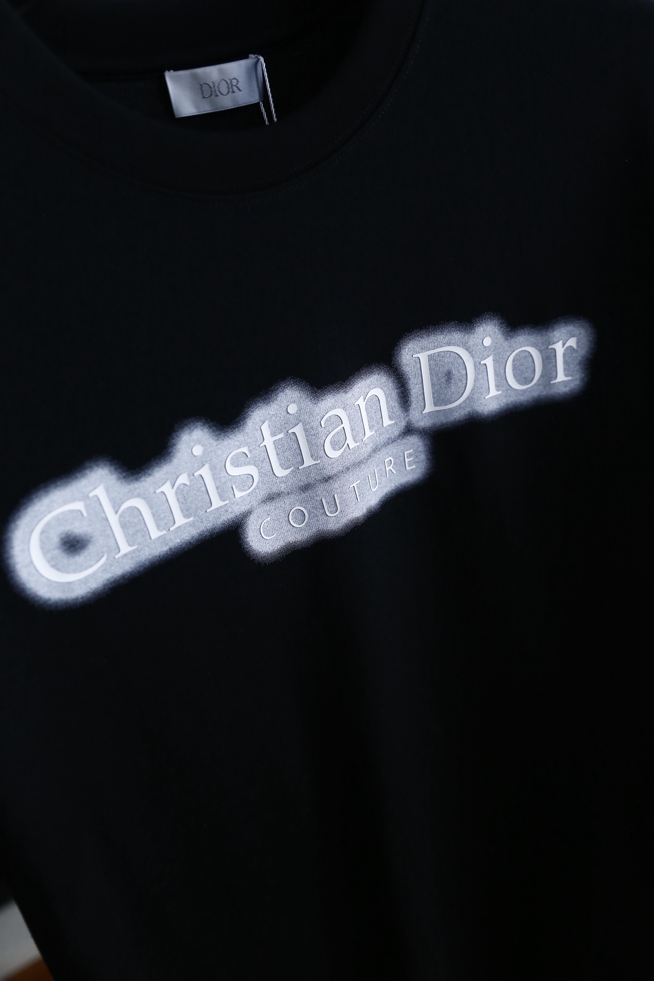 🔥迪奥/Di*r.2026春夏新品！时尚男士经典圆领短袖版型，利落剪裁贴合身形，日常穿着舒适无束缚。前襟