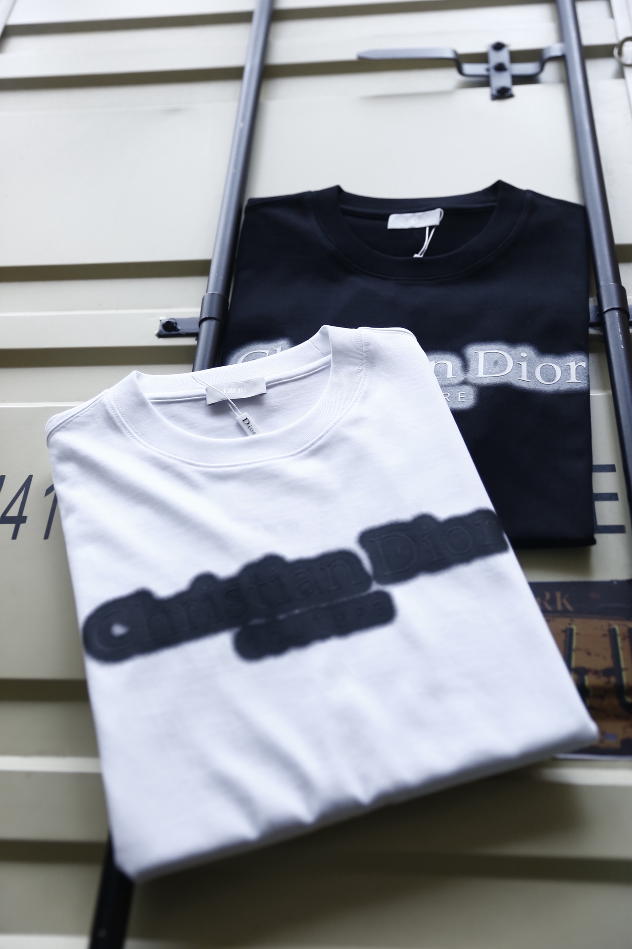 🔥迪奥/Di*r.2026春夏新品！时尚男士经典圆领短袖版型，利落剪裁贴合身形，日常穿着舒适无束缚。前襟