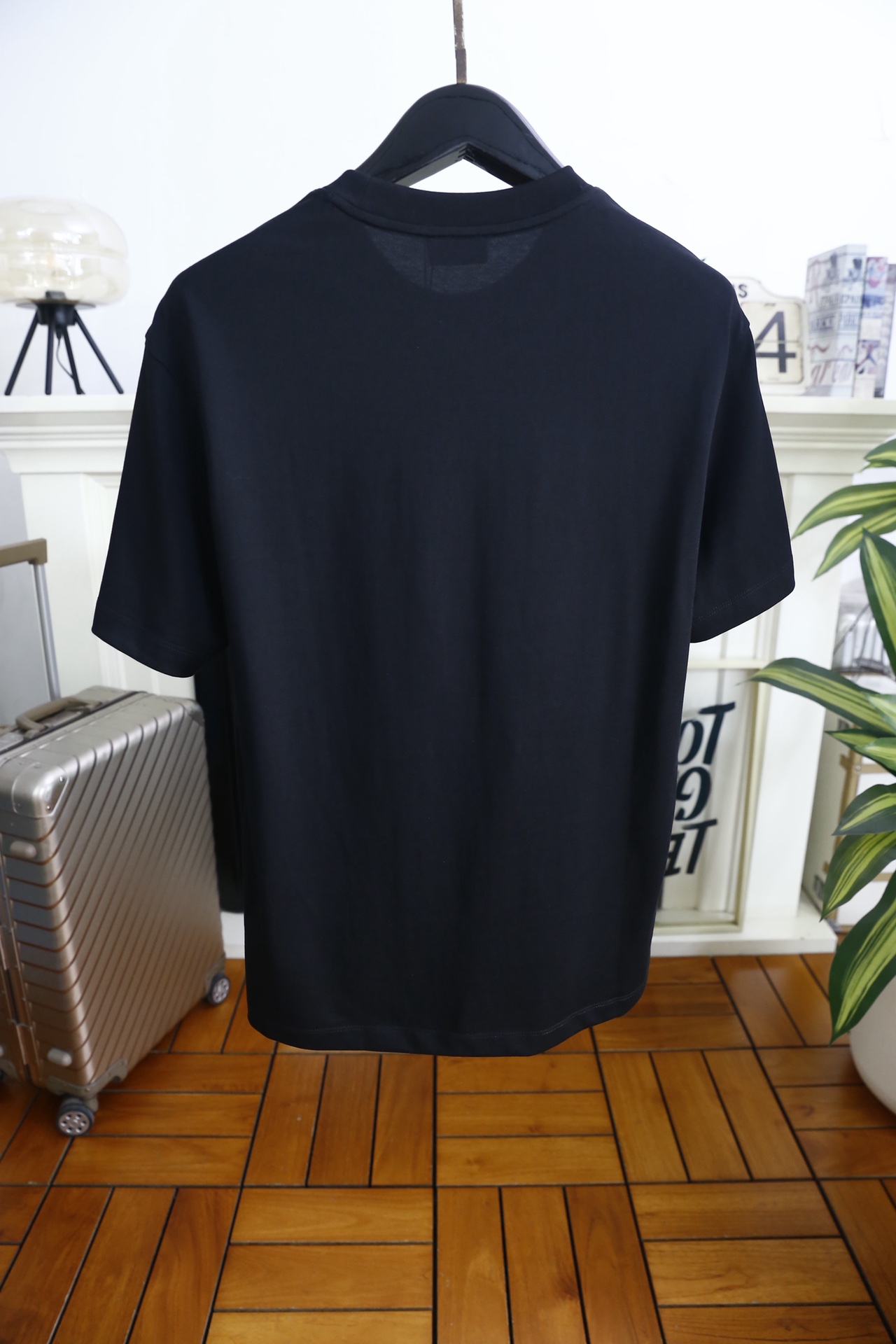 🔥迪奥/Di*r.2026春夏新品！时尚男士经典圆领短袖版型，利落剪裁贴合身形，日常穿着舒适无束缚。前襟