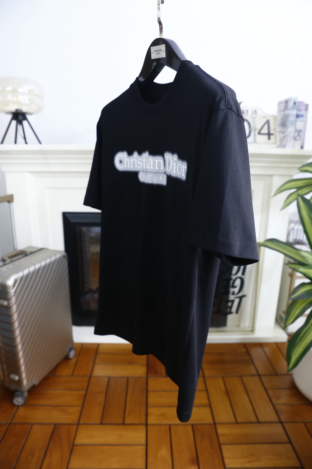 🔥迪奥/Di*r.2026春夏新品！时尚男士经典圆领短袖版型，利落剪裁贴合身形，日常穿着舒适无束缚。前襟