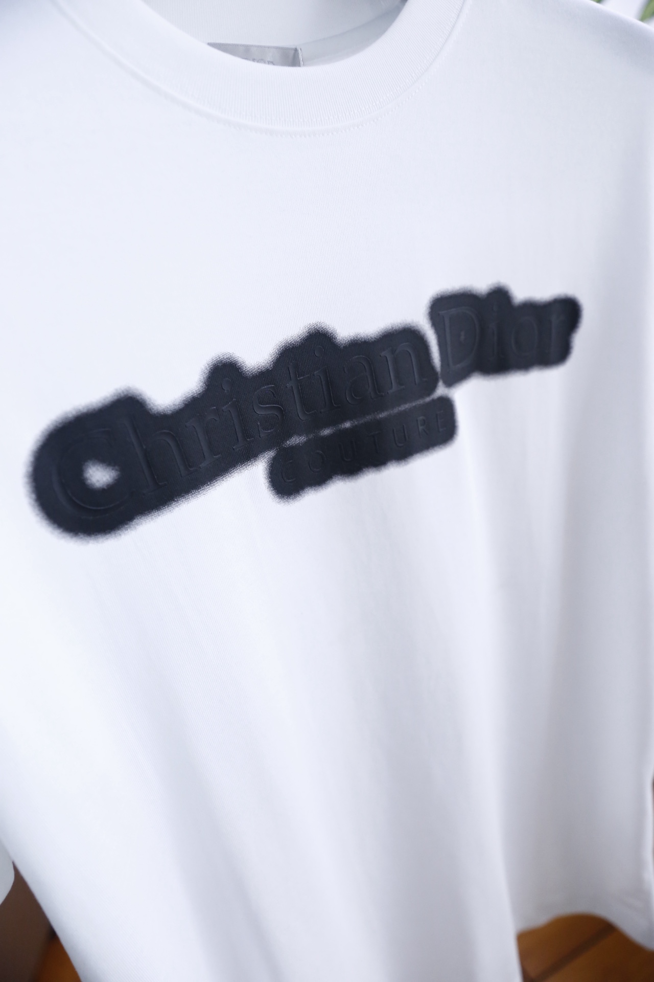 🔥迪奥/Di*r.2026春夏新品！时尚男士经典圆领短袖版型，利落剪裁贴合身形，日常穿着舒适无束缚。前襟