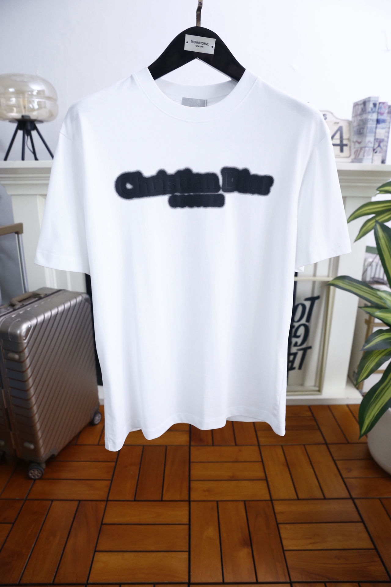 🔥迪奥/Di*r.2026春夏新品！时尚男士经典圆领短袖版型，利落剪裁贴合身形，日常穿着舒适无束缚。前襟