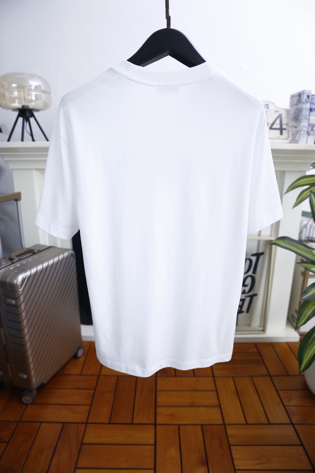 🔥迪奥/Di*r.2026春夏新品！时尚男士经典圆领短袖版型，利落剪裁贴合身形，日常穿着舒适无束缚。前襟