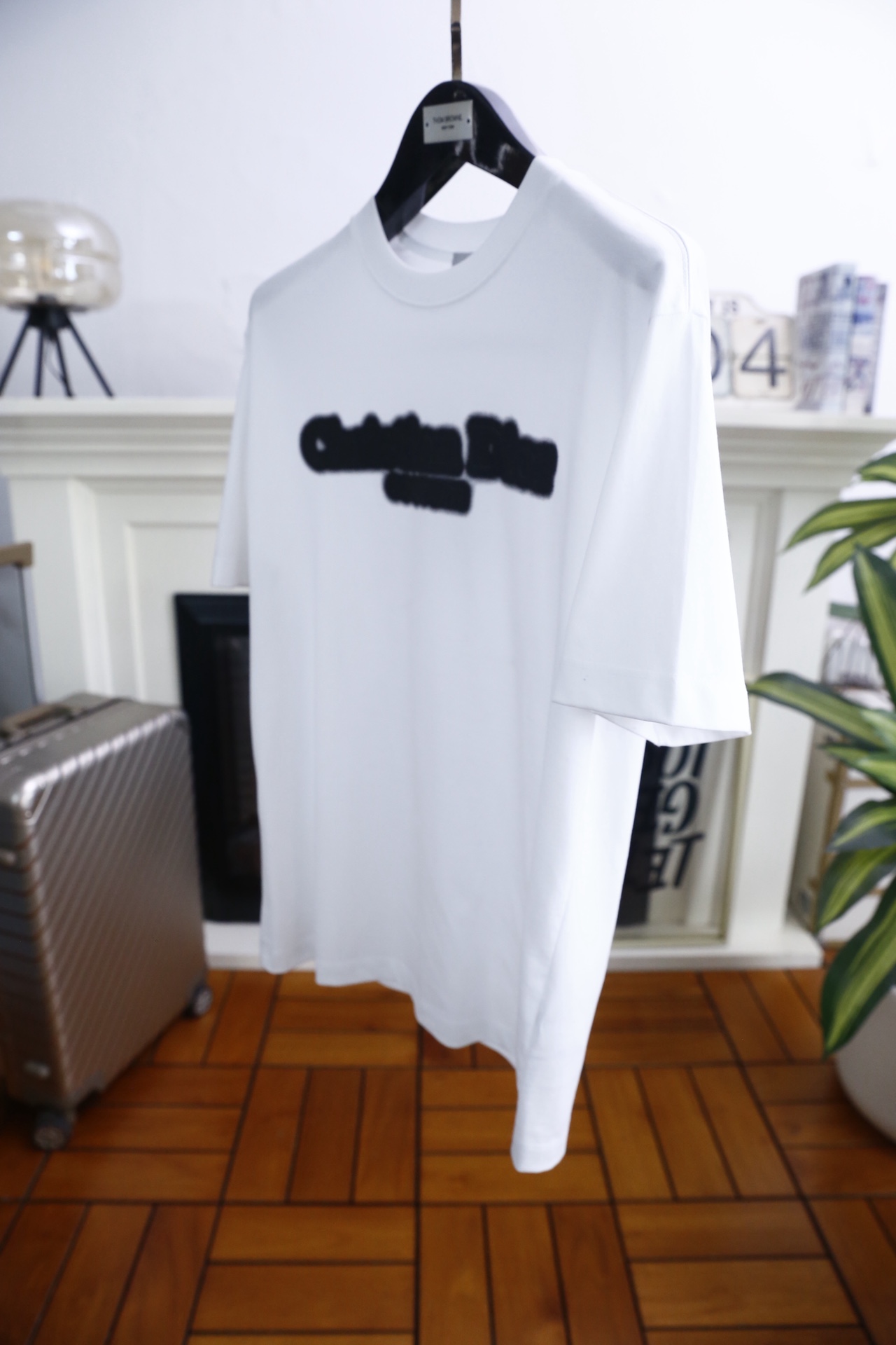 🔥迪奥/Di*r.2026春夏新品！时尚男士经典圆领短袖版型，利落剪裁贴合身形，日常穿着舒适无束缚。前襟