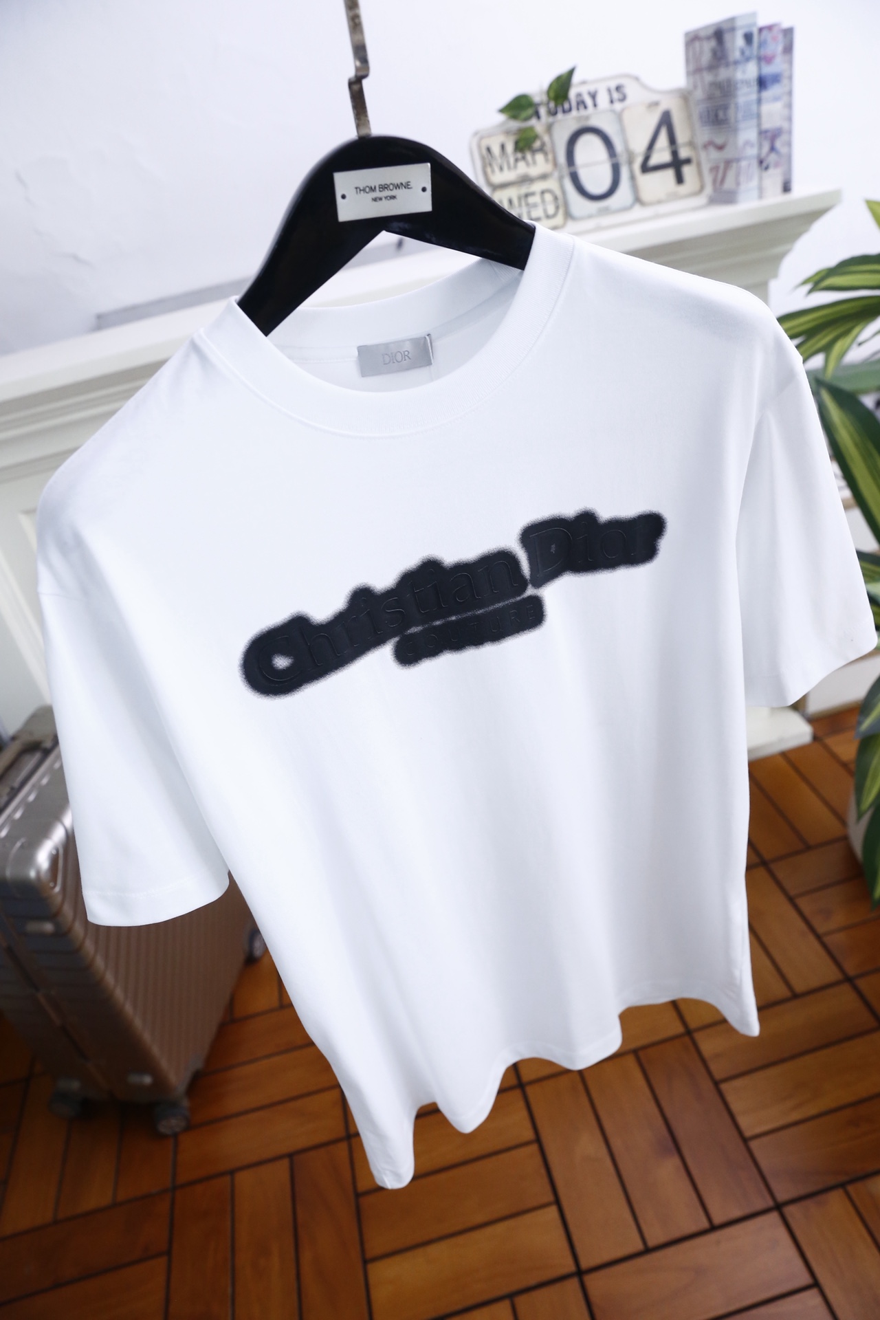 🔥迪奥/Di*r.2026春夏新品！时尚男士经典圆领短袖版型，利落剪裁贴合身形，日常穿着舒适无束缚。前襟