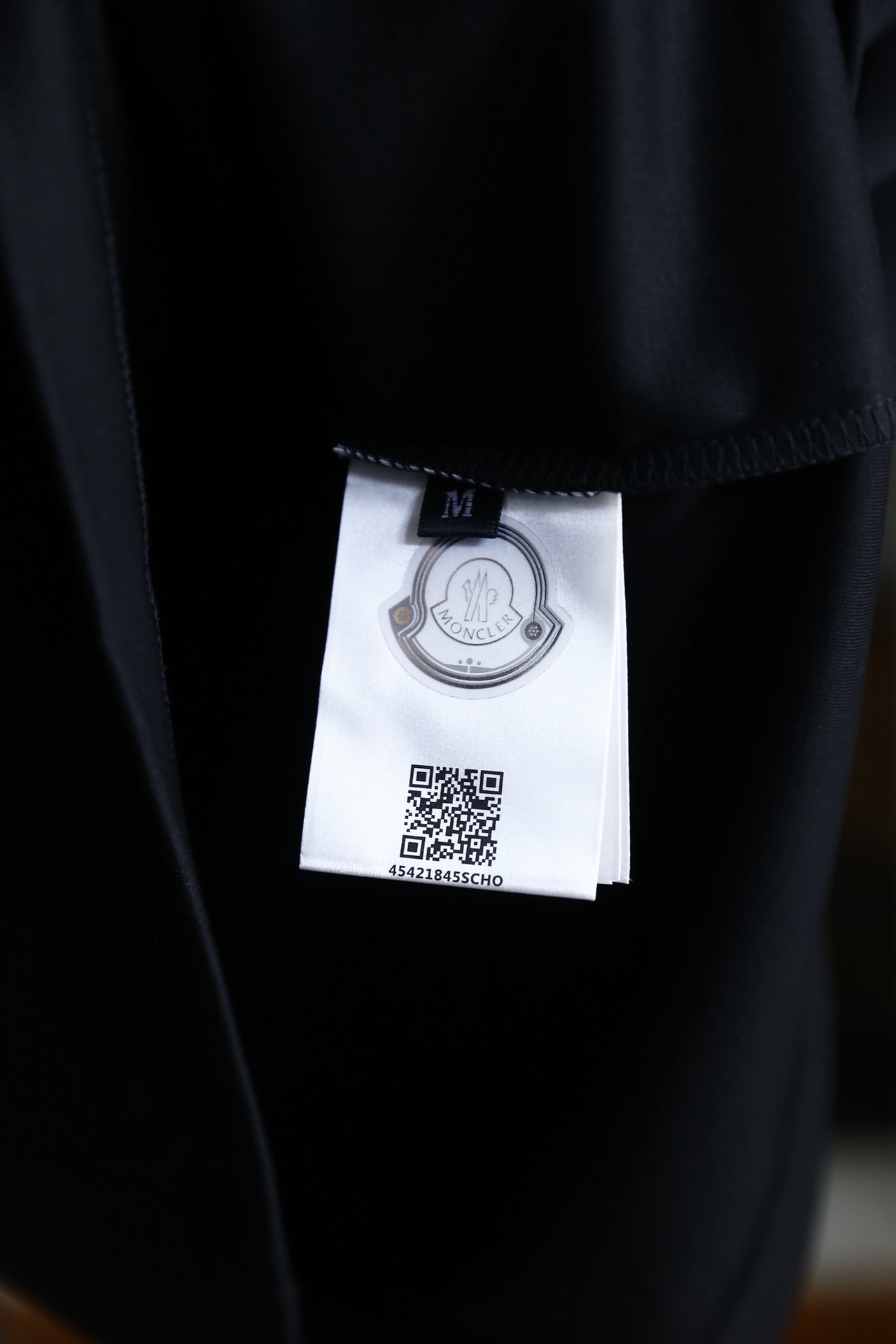 🔥蒙口/Mo*cler.2026春夏新品！男士经典圆领短袖版型，利落剪裁贴合身形，日常穿着舒适无束缚。前