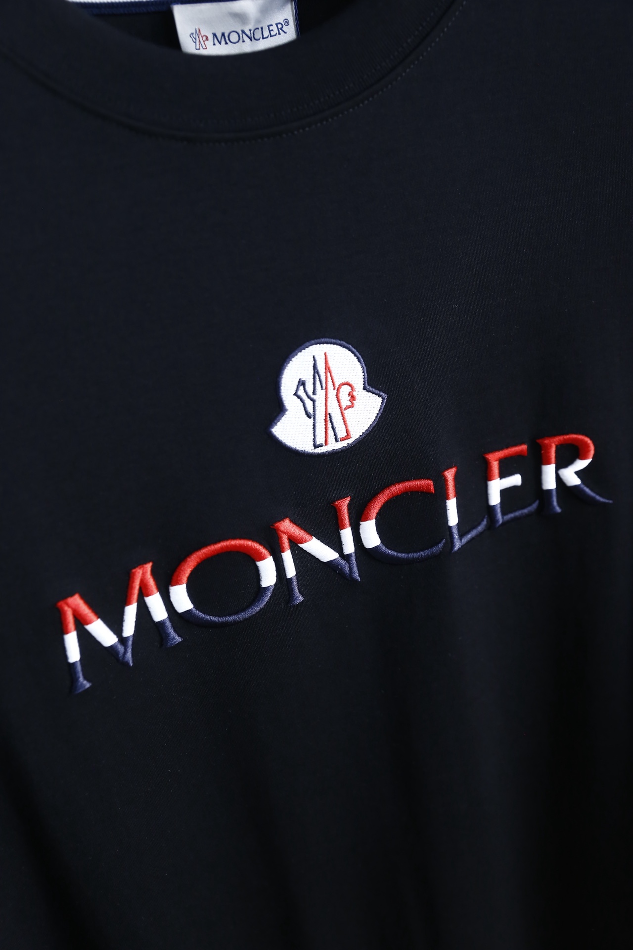 🔥蒙口/Mo*cler.2026春夏新品！男士经典圆领短袖版型，利落剪裁贴合身形，日常穿着舒适无束缚。前