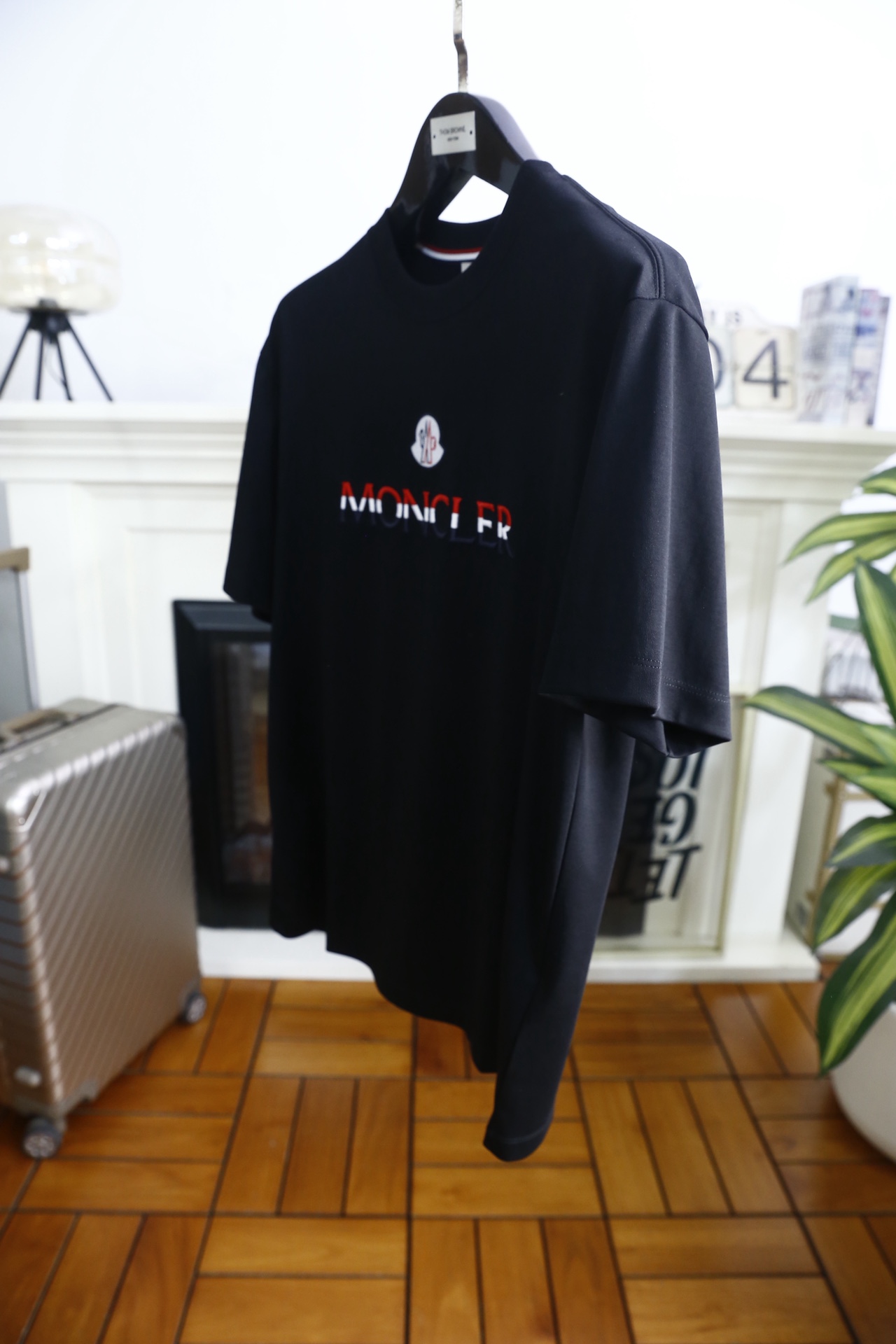 🔥蒙口/Mo*cler.2026春夏新品！男士经典圆领短袖版型，利落剪裁贴合身形，日常穿着舒适无束缚。前