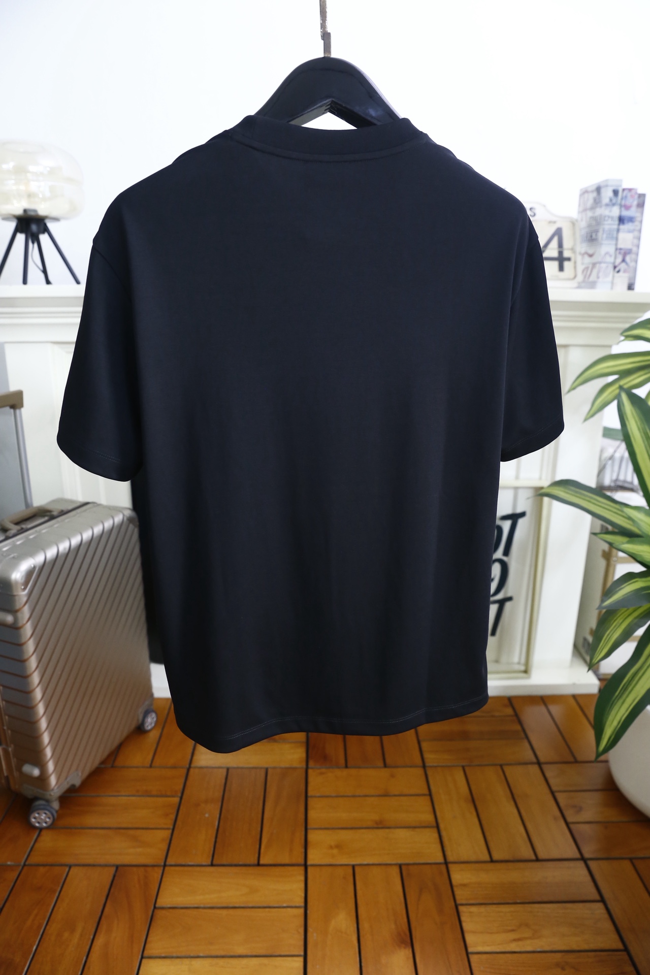 🔥蒙口/Mo*cler.2026春夏新品！男士经典圆领短袖版型，利落剪裁贴合身形，日常穿着舒适无束缚。前