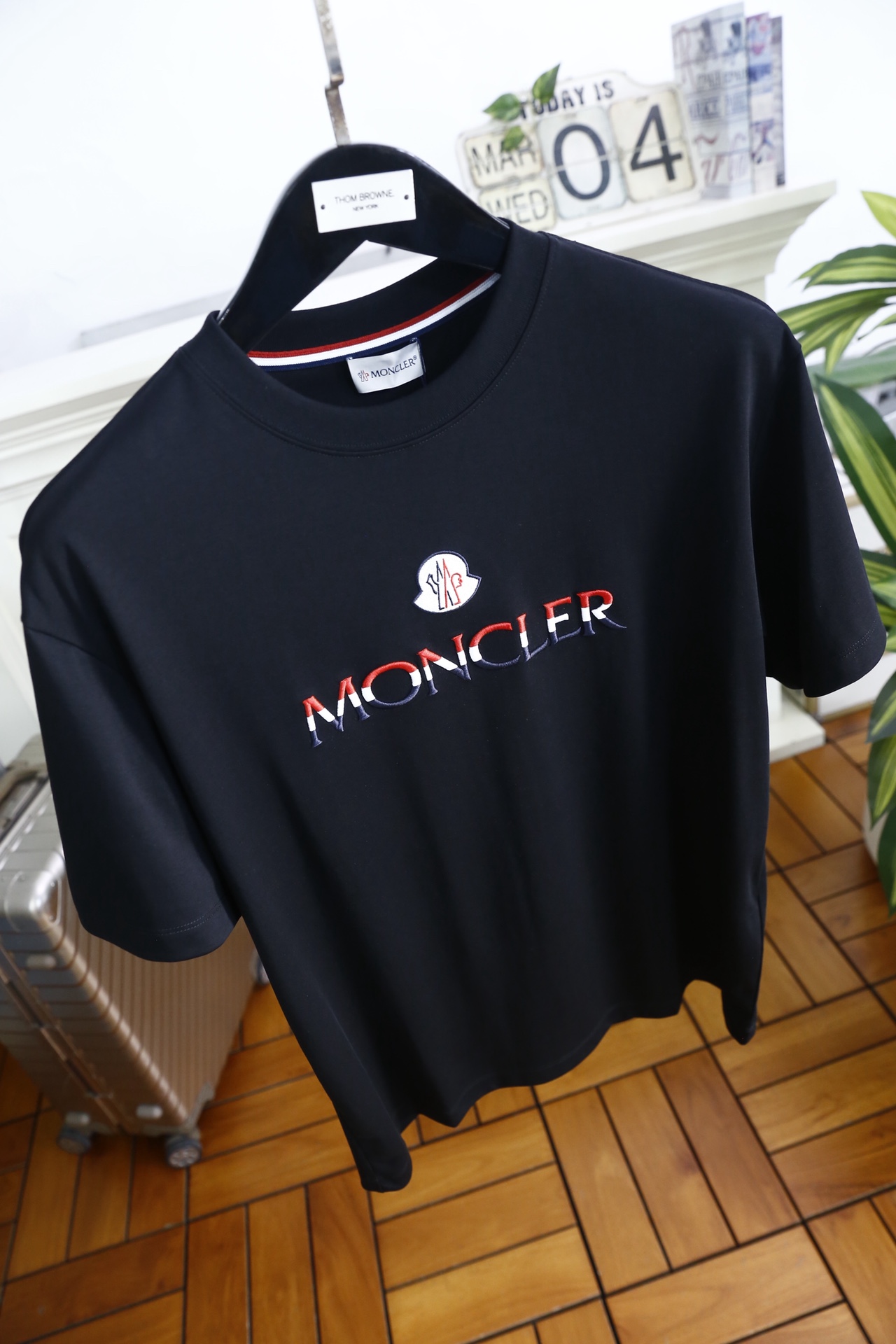 🔥蒙口/Mo*cler.2026春夏新品！男士经典圆领短袖版型，利落剪裁贴合身形，日常穿着舒适无束缚。前