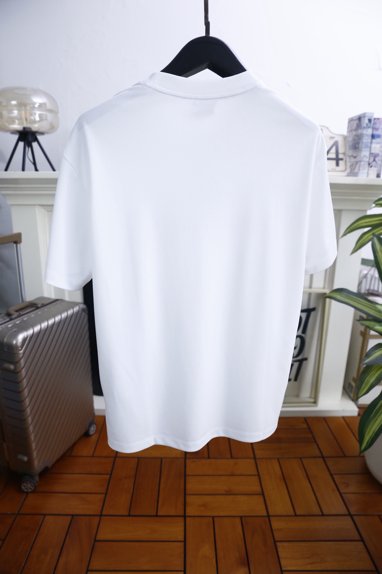 🔥蒙口/Mo*cler.2026春夏新品！男士经典圆领短袖版型，利落剪裁贴合身形，日常穿着舒适无束缚。前