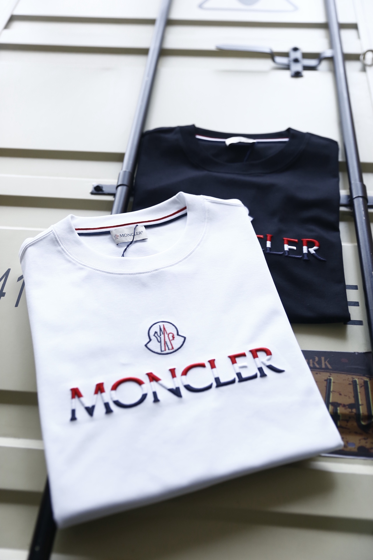 🔥蒙口/Mo*cler.2026春夏新品！男士经典圆领短袖版型，利落剪裁贴合身形，日常穿着舒适无束缚。前