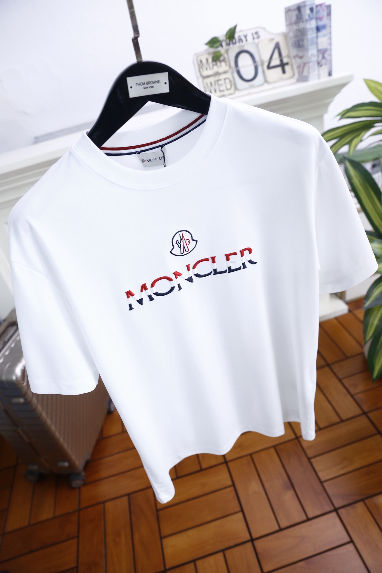 🔥蒙口/Mo*cler.2026春夏新品！男士经典圆领短袖版型，利落剪裁贴合身形，日常穿着舒适无束缚。前