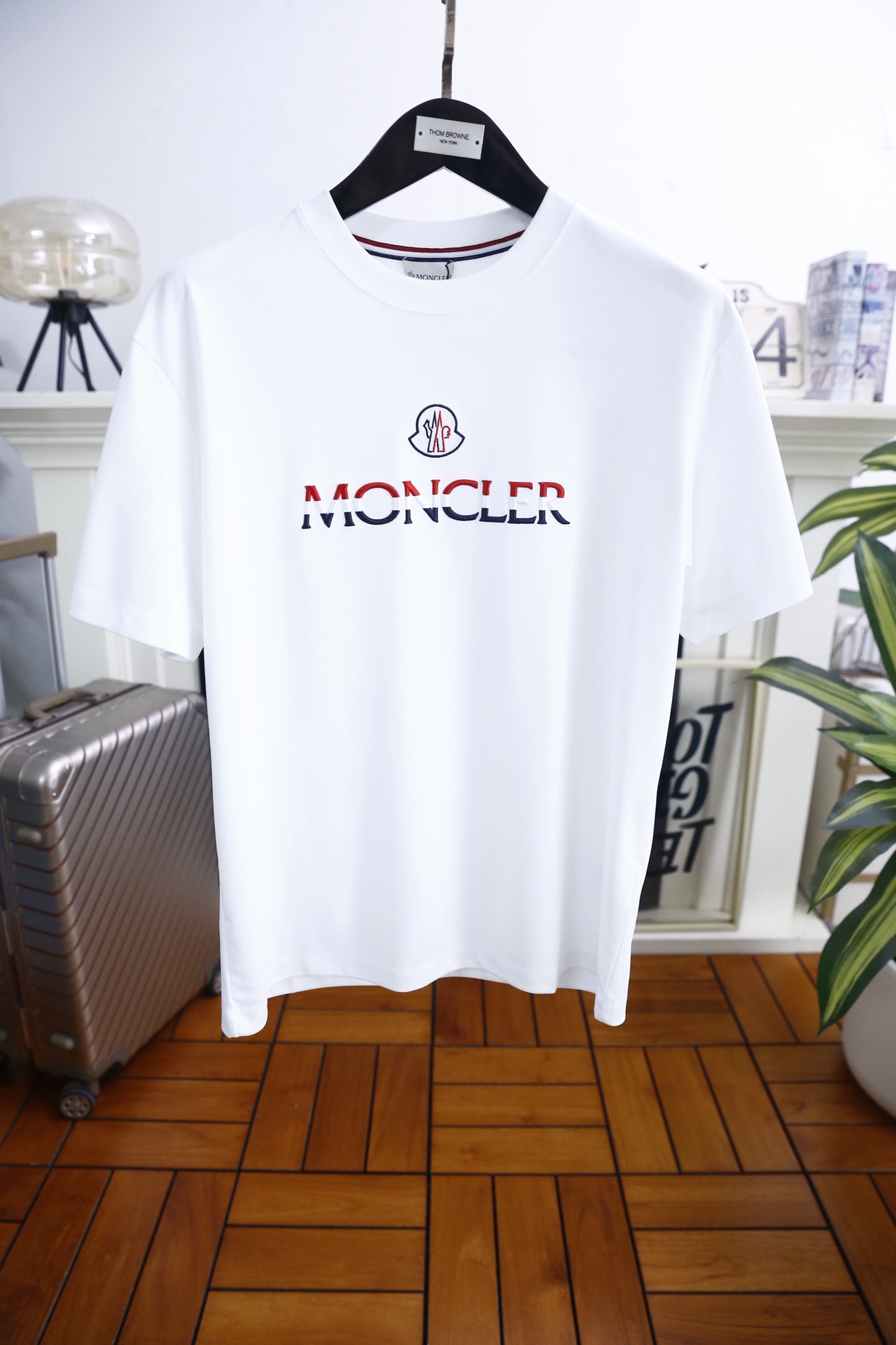 🔥蒙口/Mo*cler.2026春夏新品！男士经典圆领短袖版型，利落剪裁贴合身形，日常穿着舒适无束缚。前