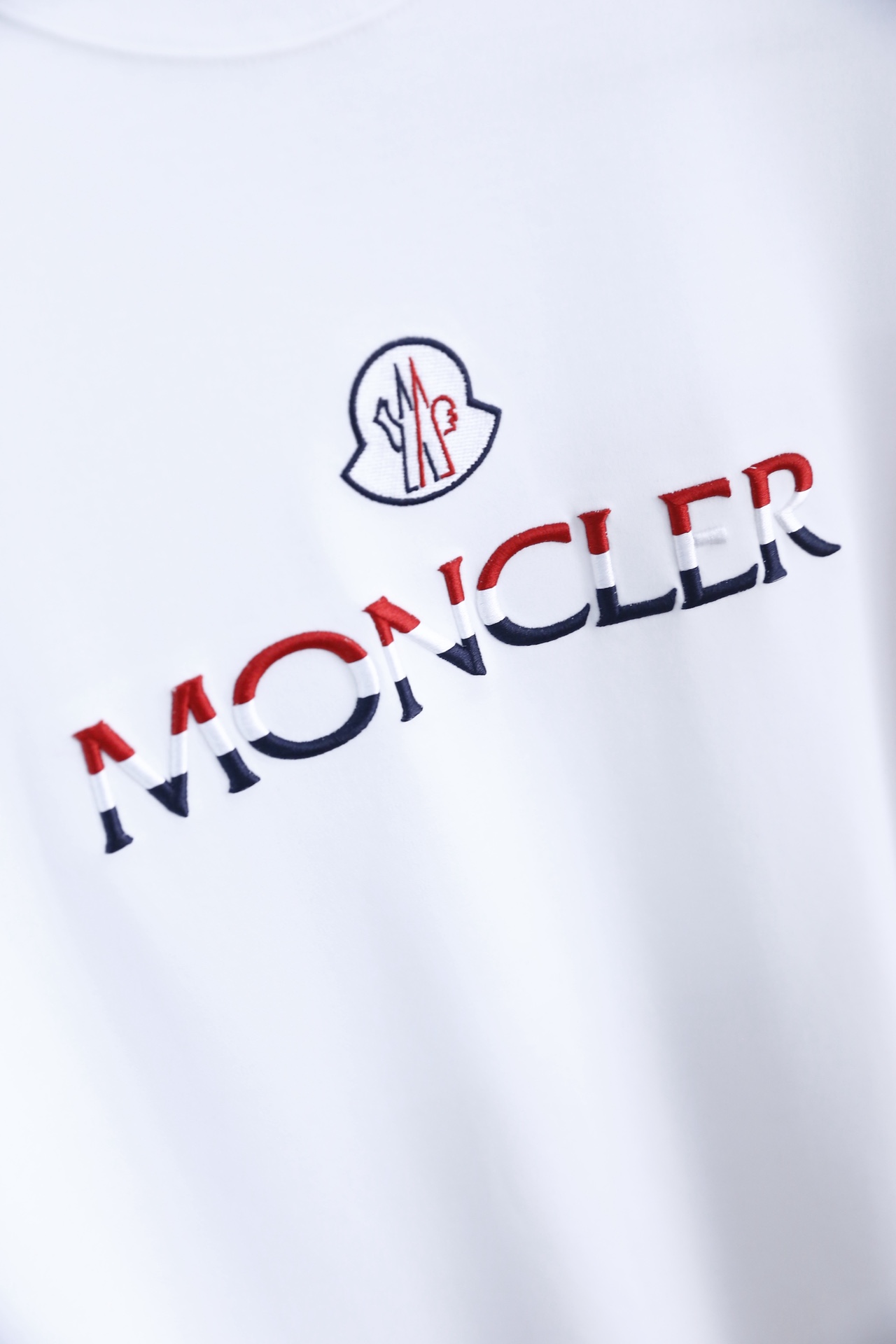 🔥蒙口/Mo*cler.2026春夏新品！男士经典圆领短袖版型，利落剪裁贴合身形，日常穿着舒适无束缚。前