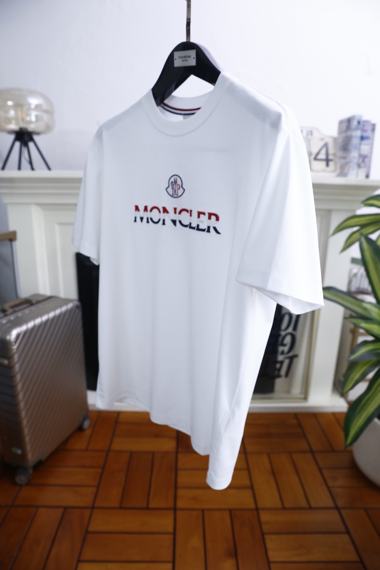 🔥蒙口/Mo*cler.2026春夏新品！男士经典圆领短袖版型，利落剪裁贴合身形，日常穿着舒适无束缚。前