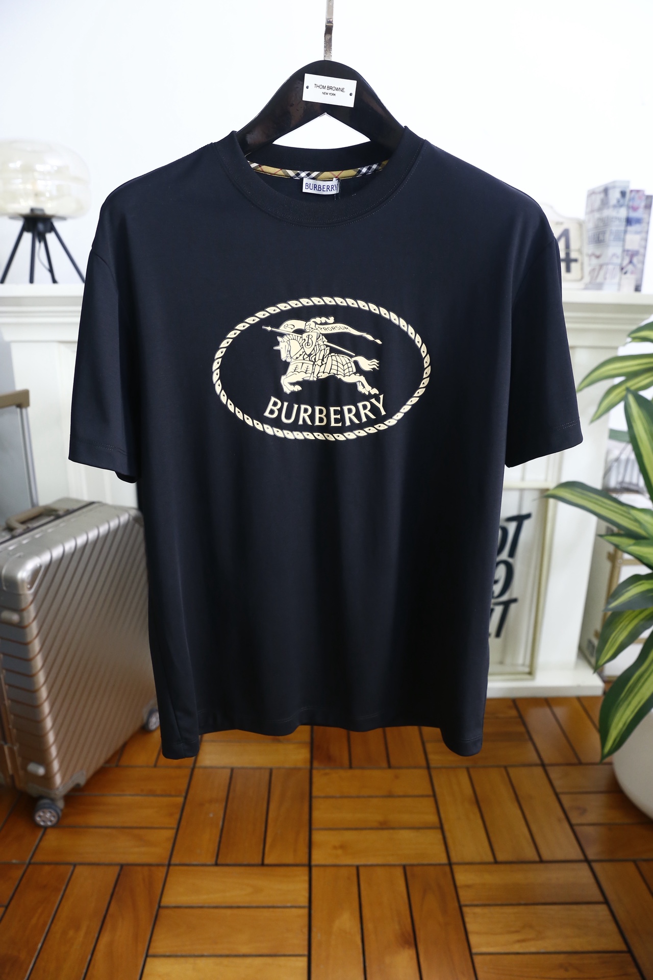 🔥巴宝丽/Burbe*ry.2026春夏新品！经典男士圆领短袖版型，利落剪裁贴合身形，日常穿着无束缚感。