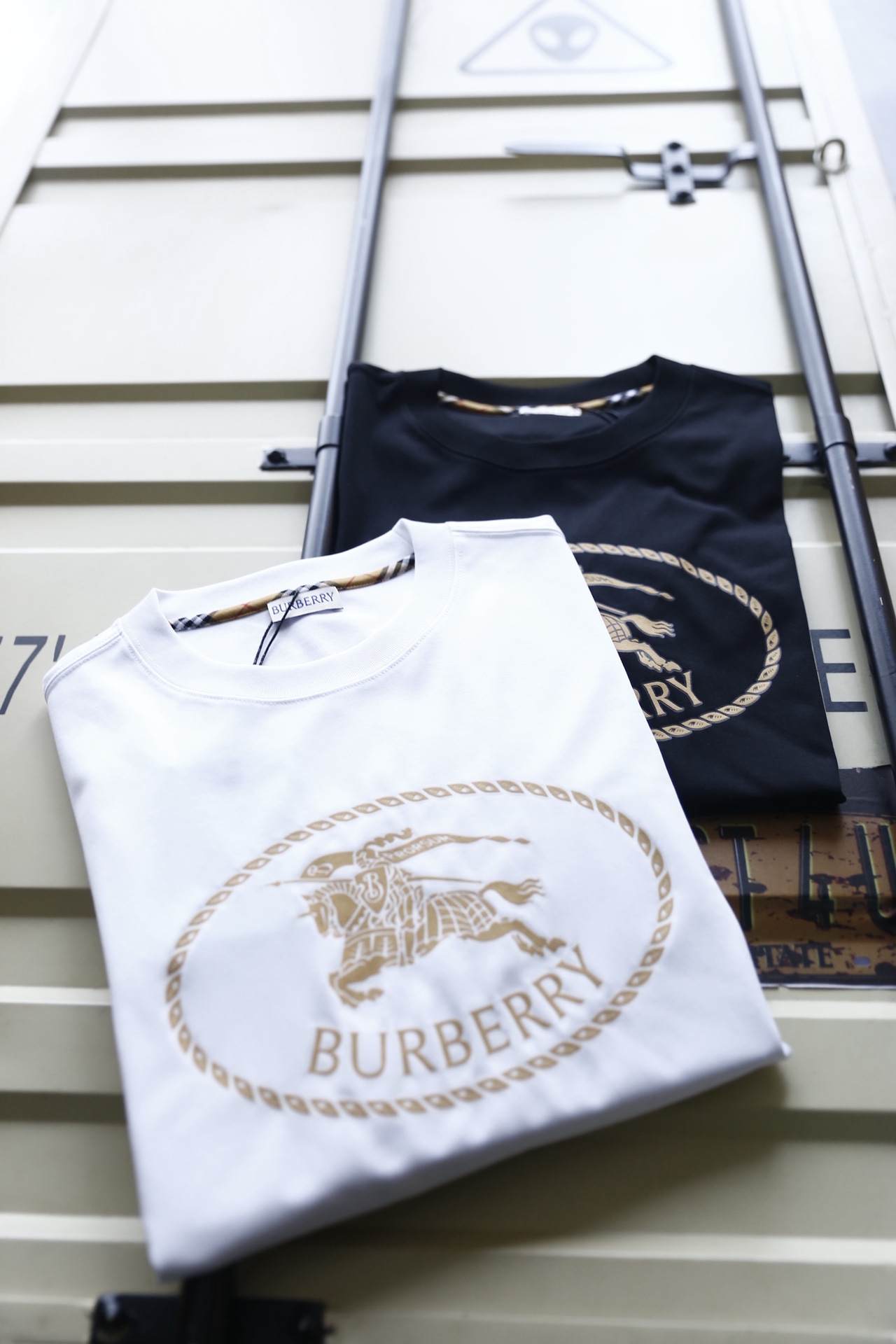 🔥巴宝丽/Burbe*ry.2026春夏新品！经典男士圆领短袖版型，利落剪裁贴合身形，日常穿着无束缚感。