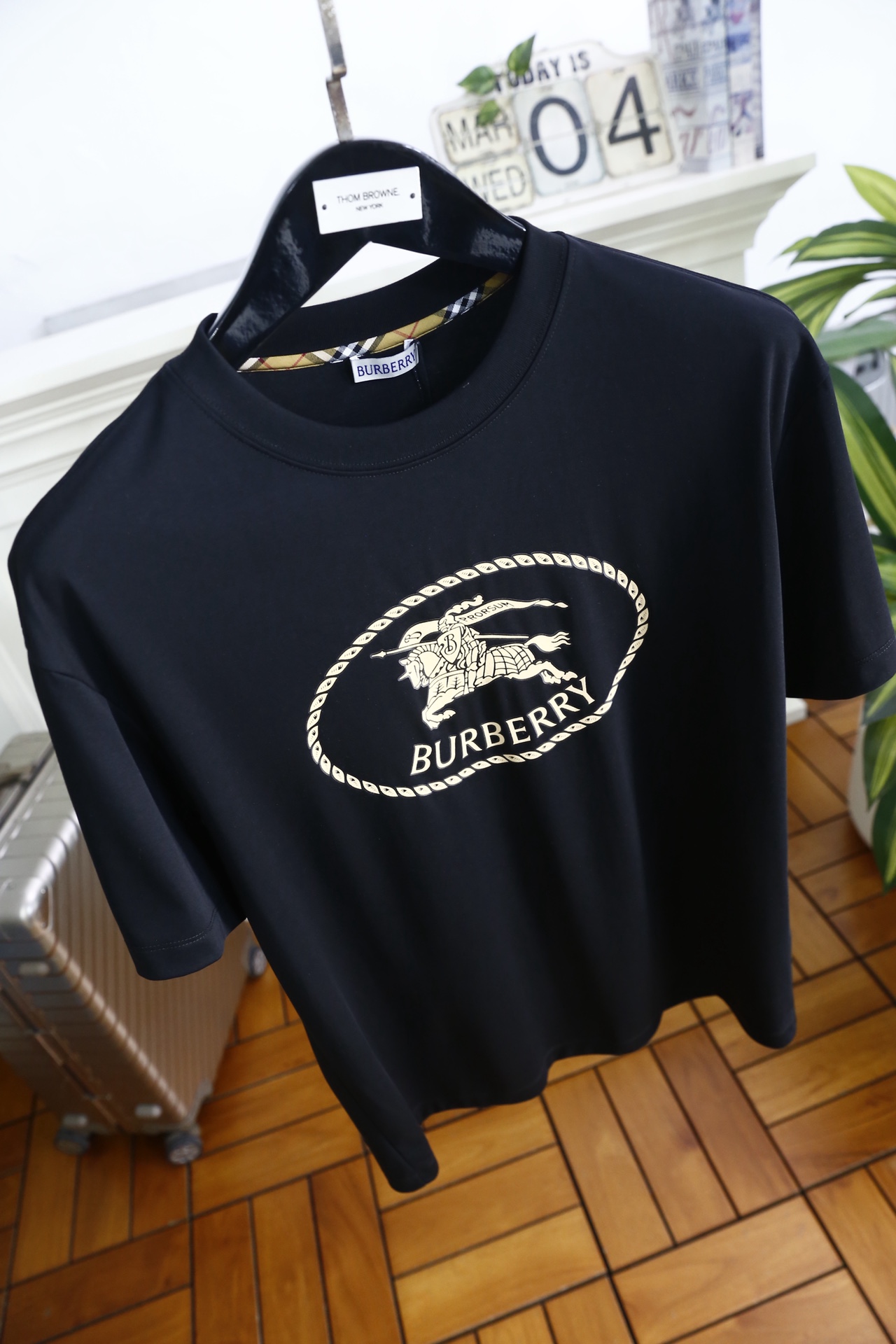 🔥巴宝丽/Burbe*ry.2026春夏新品！经典男士圆领短袖版型，利落剪裁贴合身形，日常穿着无束缚感。