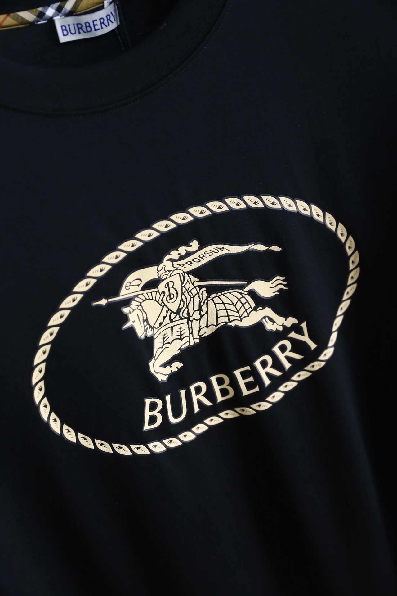 🔥巴宝丽/Burbe*ry.2026春夏新品！经典男士圆领短袖版型，利落剪裁贴合身形，日常穿着无束缚感。