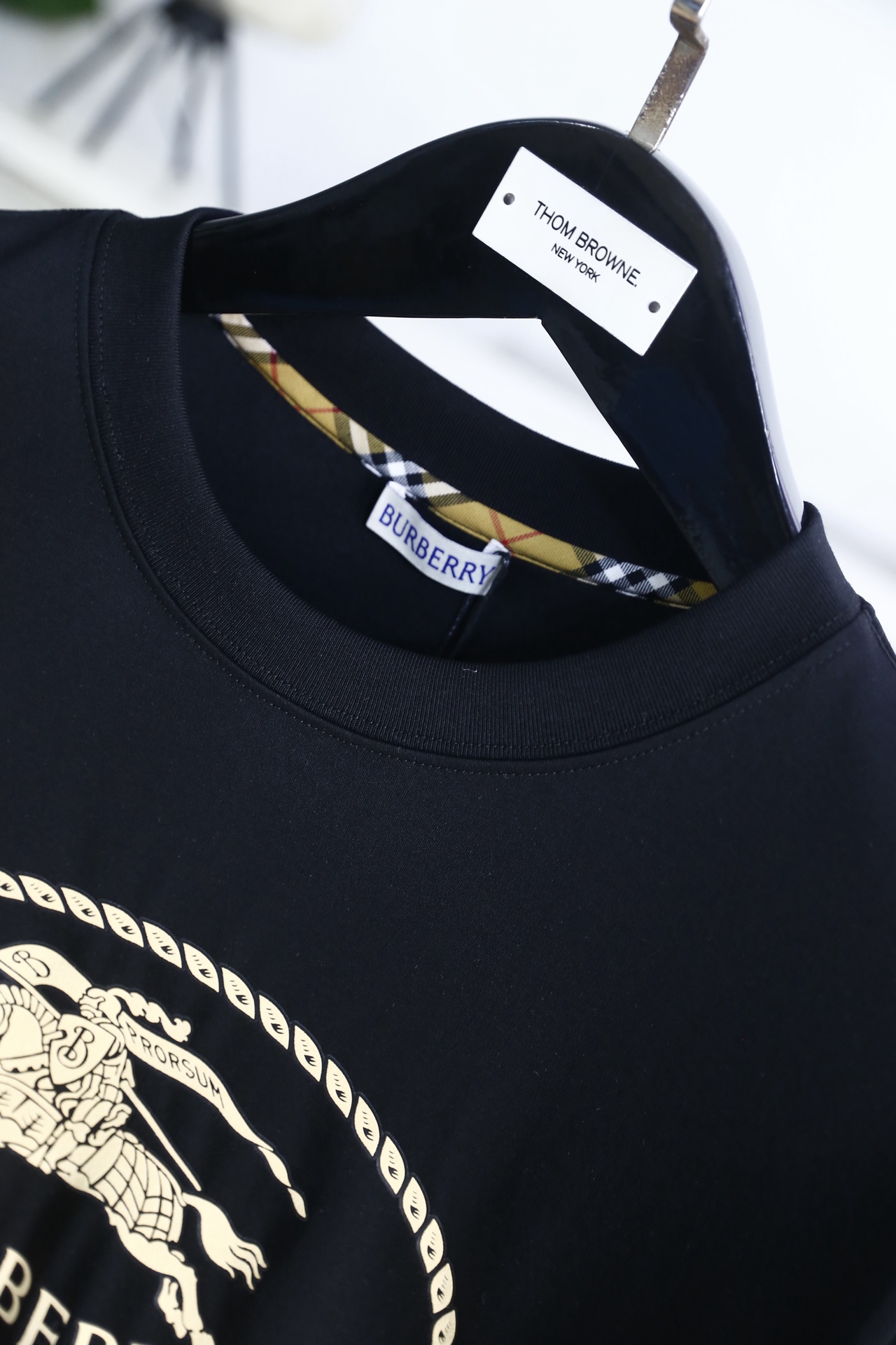 🔥巴宝丽/Burbe*ry.2026春夏新品！经典男士圆领短袖版型，利落剪裁贴合身形，日常穿着无束缚感。