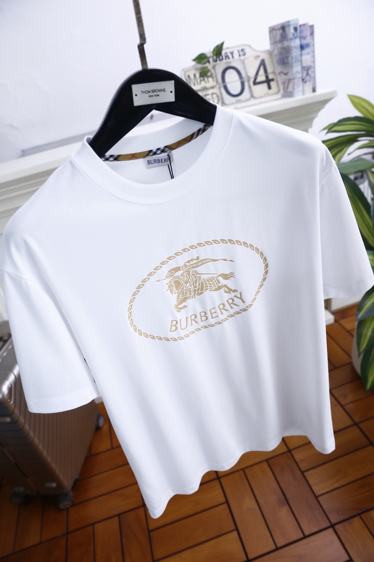 🔥巴宝丽/Burbe*ry.2026春夏新品！经典男士圆领短袖版型，利落剪裁贴合身形，日常穿着无束缚感。