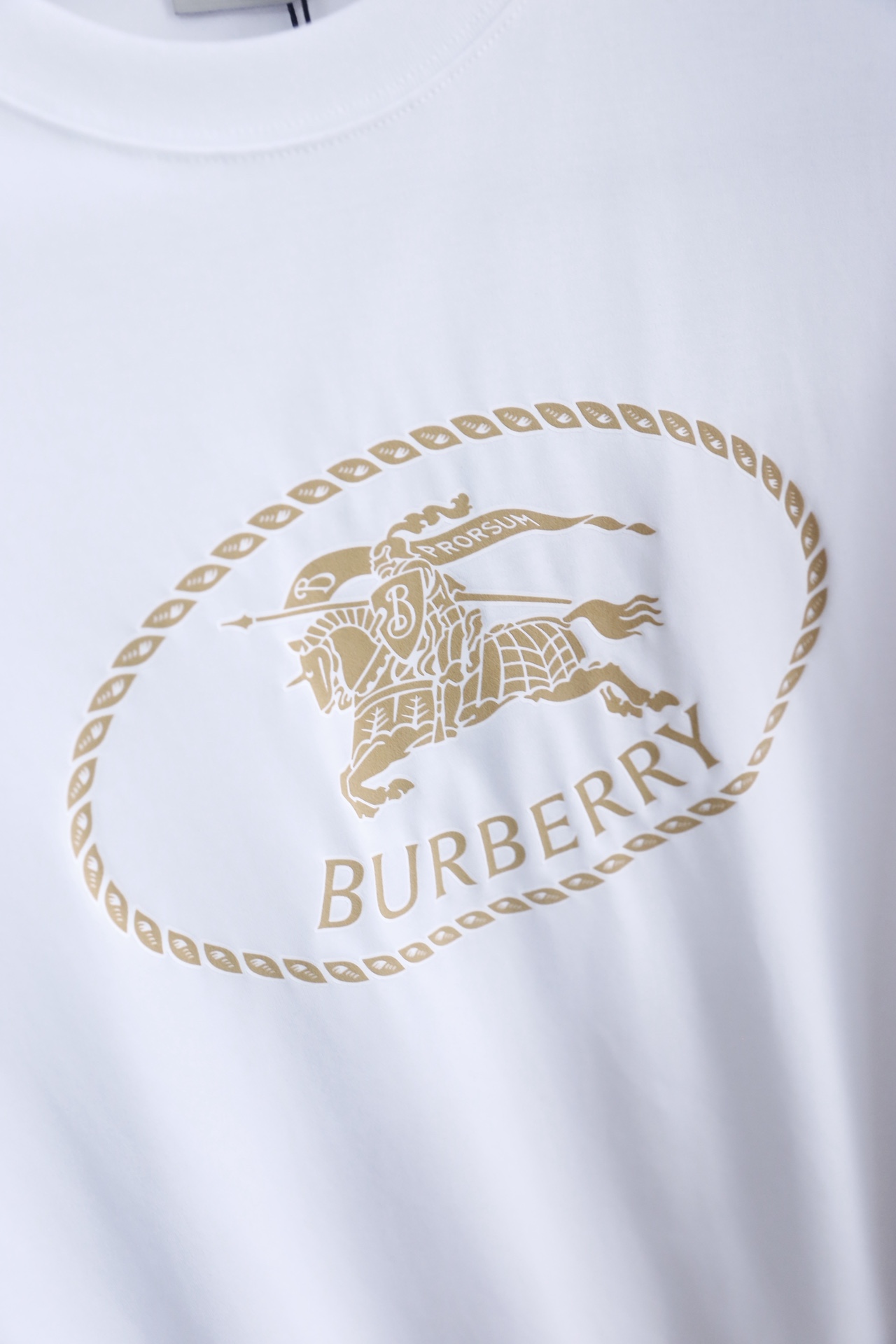 🔥巴宝丽/Burbe*ry.2026春夏新品！经典男士圆领短袖版型，利落剪裁贴合身形，日常穿着无束缚感。