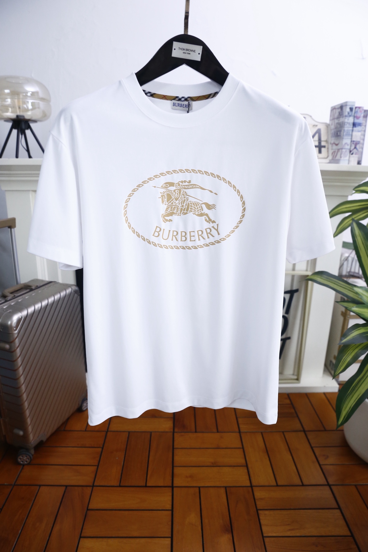 🔥巴宝丽/Burbe*ry.2026春夏新品！经典男士圆领短袖版型，利落剪裁贴合身形，日常穿着无束缚感。