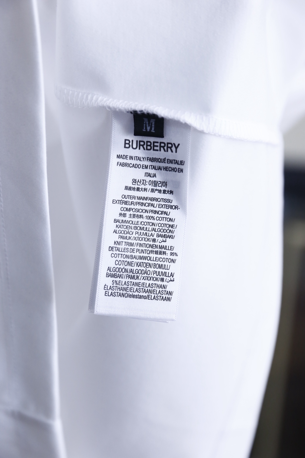 🔥巴宝丽/Burbe*ry.2026春夏新品！经典男士圆领短袖版型，利落剪裁贴合身形，日常穿着无束缚感。