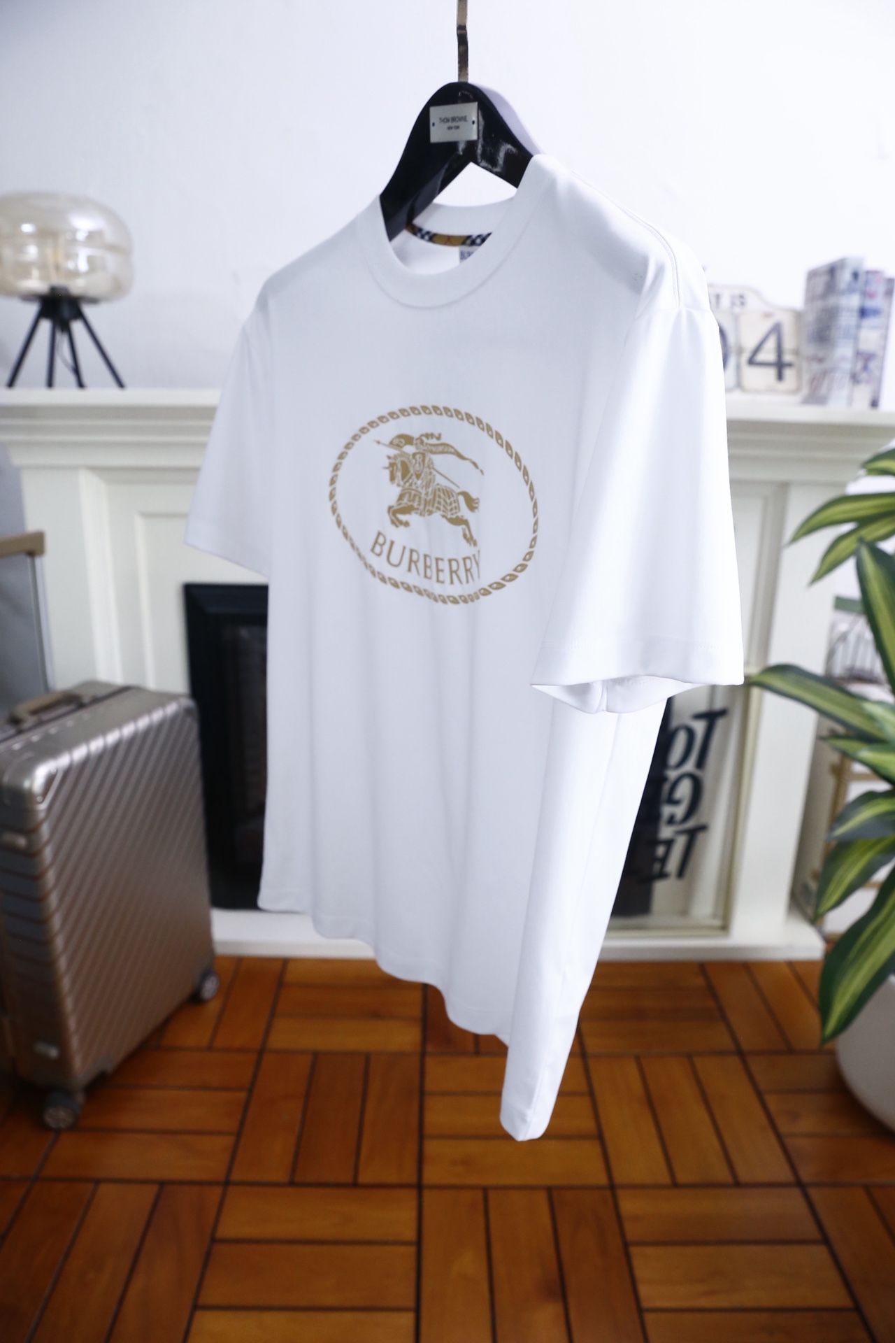 🔥巴宝丽/Burbe*ry.2026春夏新品！经典男士圆领短袖版型，利落剪裁贴合身形，日常穿着无束缚感。