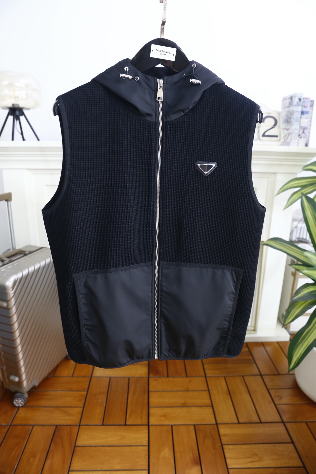 🔥普拉*/Pra*a.2026春季新品！时尚男士经典连帽无袖版型，前襟拉链开合设计，帽口抽绳可自由调节松