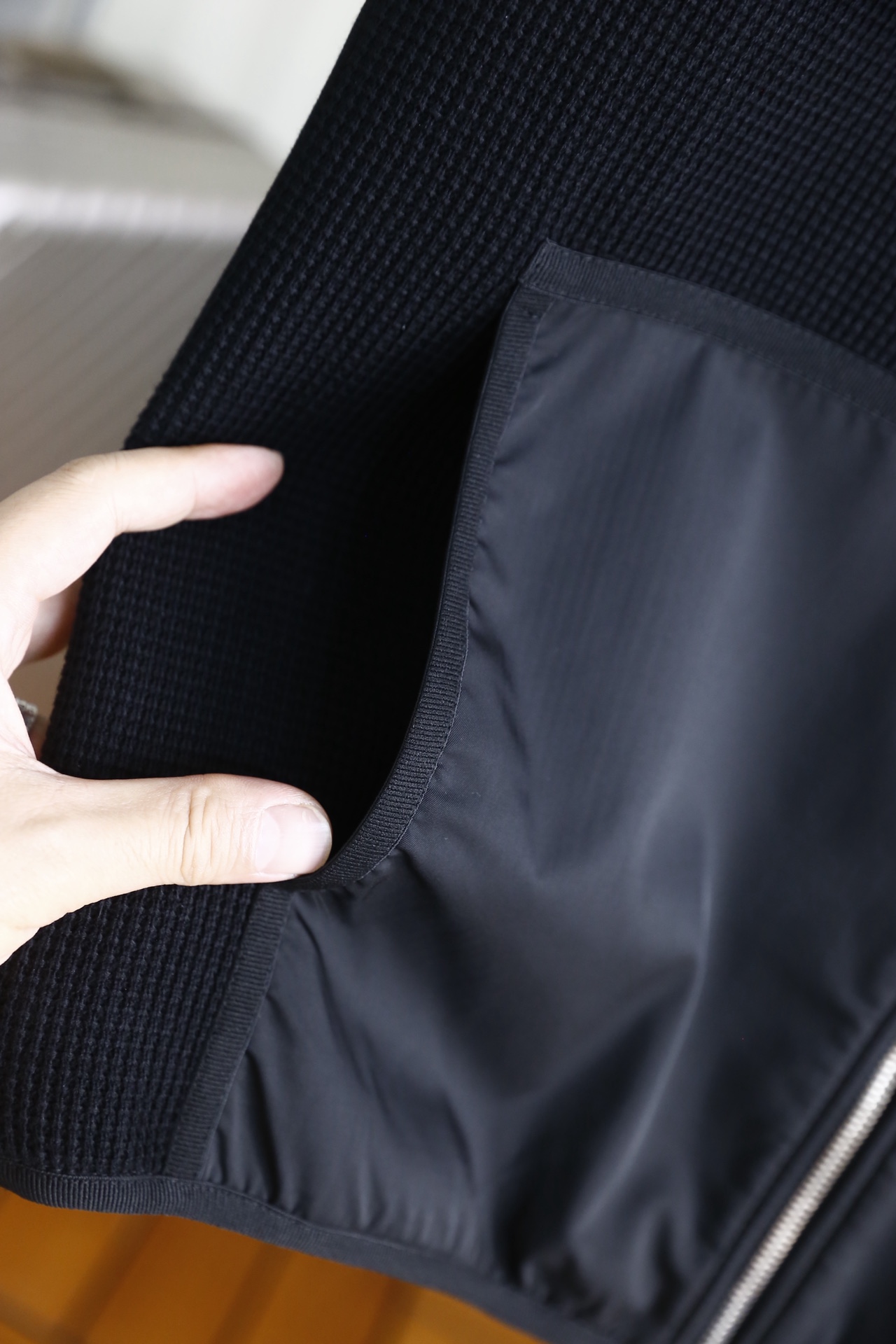 🔥普拉*/Pra*a.2026春季新品！时尚男士经典连帽无袖版型，前襟拉链开合设计，帽口抽绳可自由调节松